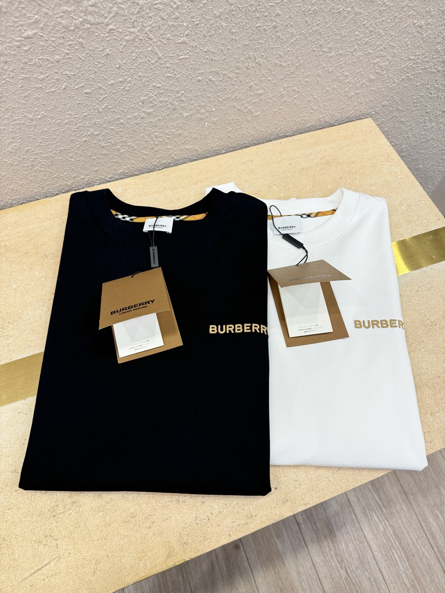 BURBERRY巴宝莉 顶级品质 2026新品短袖！原版定制面料，手感柔软。顶级进口私货，时尚设计潮流短