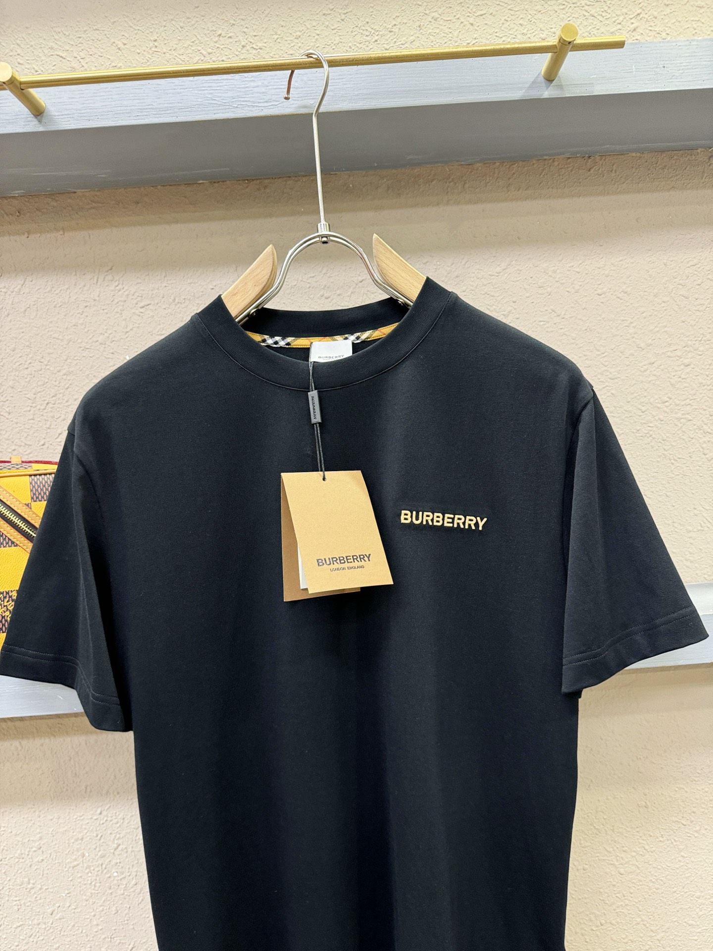 BURBERRY巴宝莉 顶级品质 2026新品短袖！原版定制面料，手感柔软。顶级进口私货，时尚设计潮流短