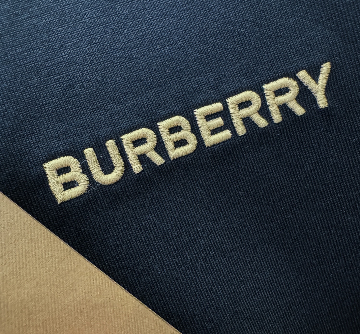 BURBERRY巴宝莉 顶级品质 2026新品短袖！原版定制面料，手感柔软。顶级进口私货，时尚设计潮流短