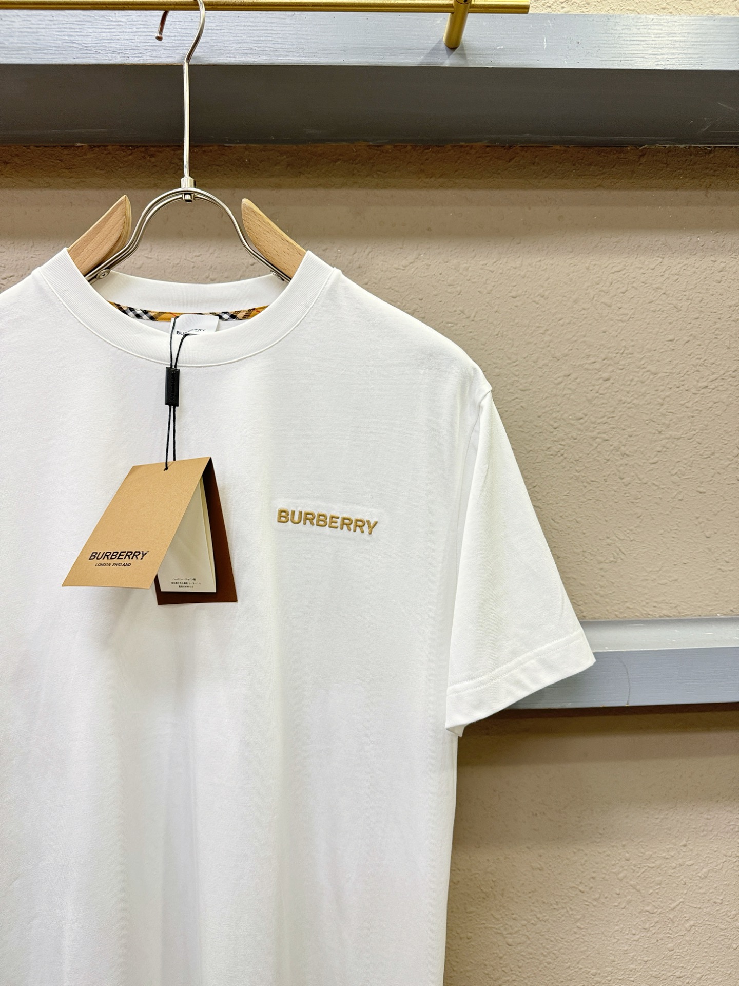 BURBERRY巴宝莉 顶级品质 2026新品短袖！原版定制面料，手感柔软。顶级进口私货，时尚设计潮流短