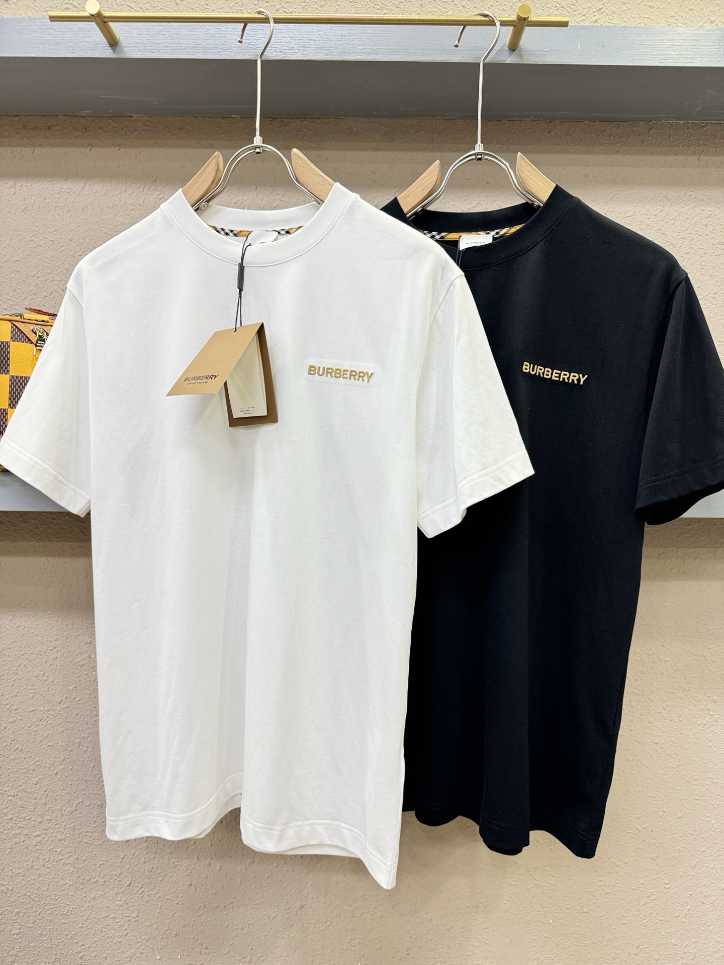 BURBERRY巴宝莉 顶级品质 2026新品短袖！原版定制面料，手感柔软。顶级进口私货，时尚设计潮流短