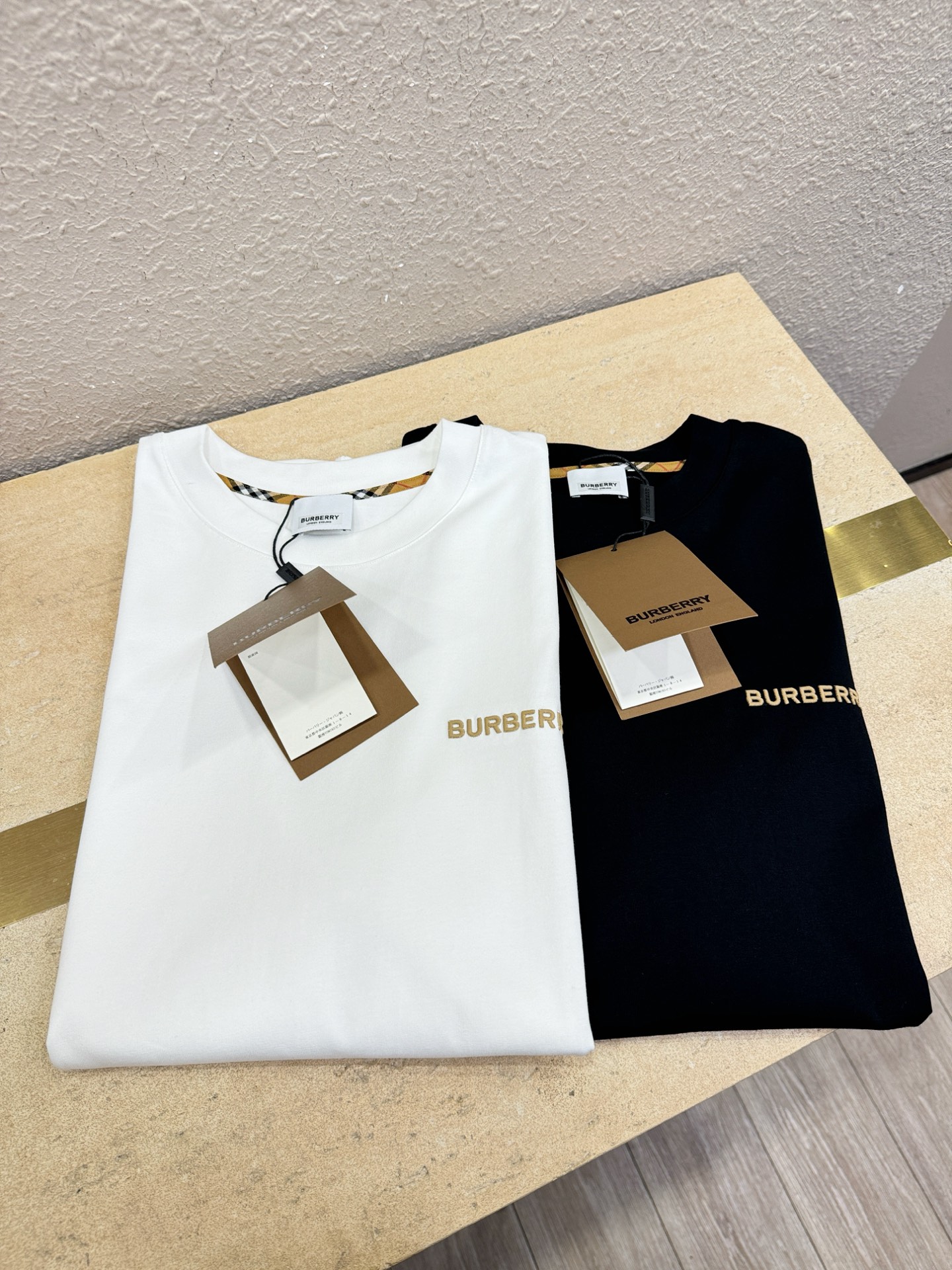 BURBERRY巴宝莉 顶级品质 2026新品短袖！原版定制面料，手感柔软。顶级进口私货，时尚设计潮流短