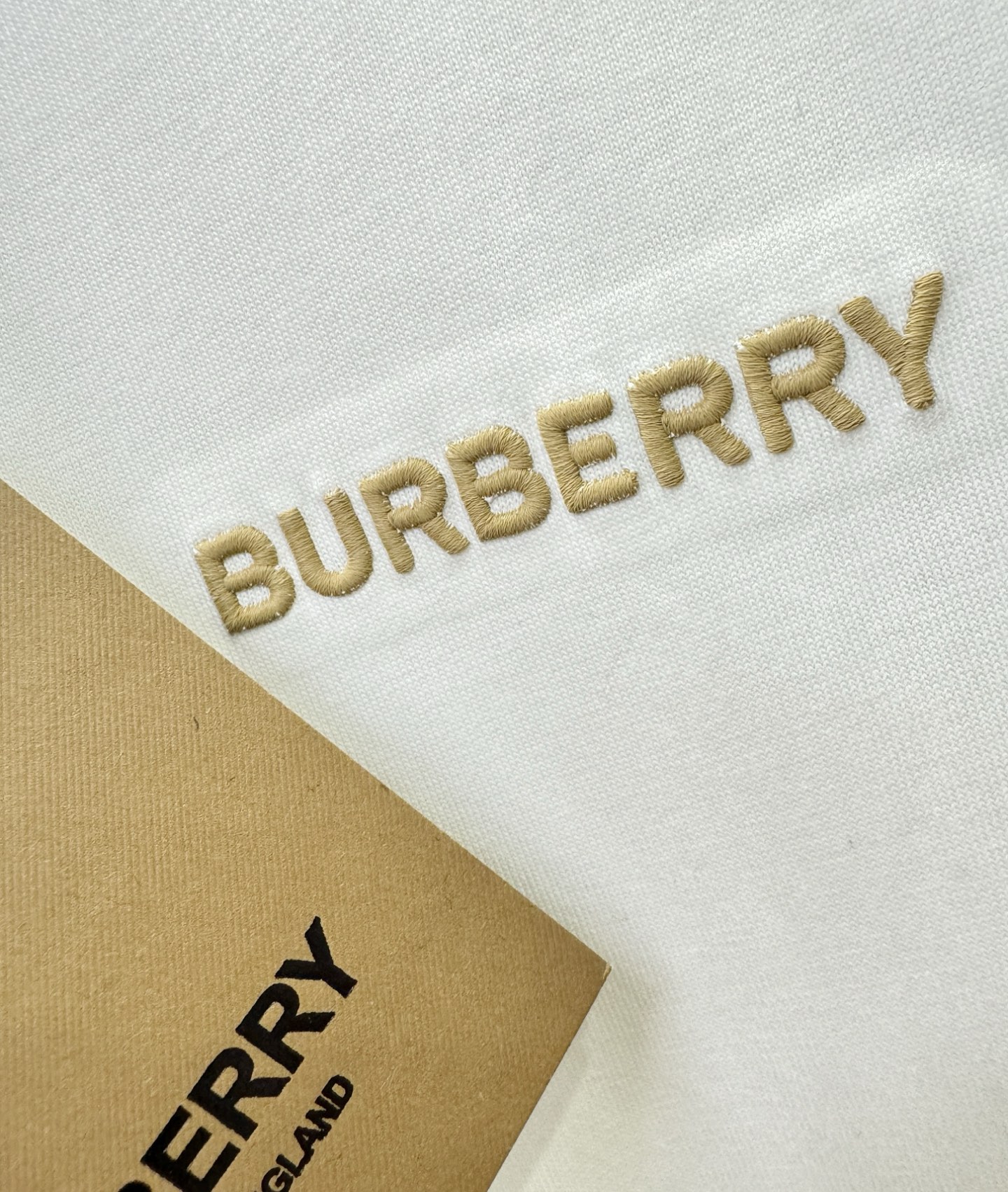 BURBERRY巴宝莉 顶级品质 2026新品短袖！原版定制面料，手感柔软。顶级进口私货，时尚设计潮流短