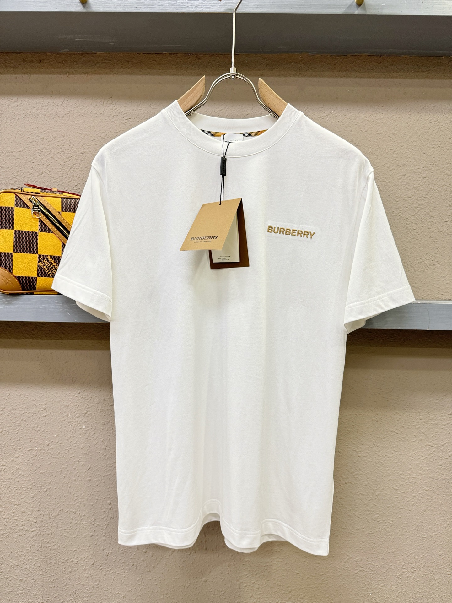 BURBERRY巴宝莉 顶级品质 2026新品短袖！原版定制面料，手感柔软。顶级进口私货，时尚设计潮流短