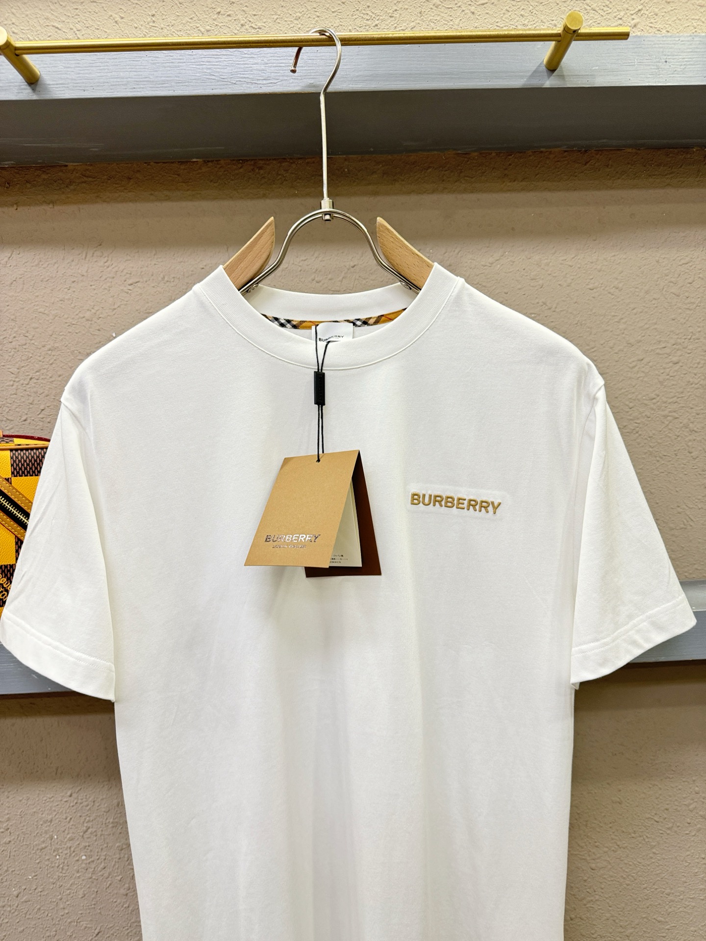 BURBERRY巴宝莉 顶级品质 2026新品短袖！原版定制面料，手感柔软。顶级进口私货，时尚设计潮流短