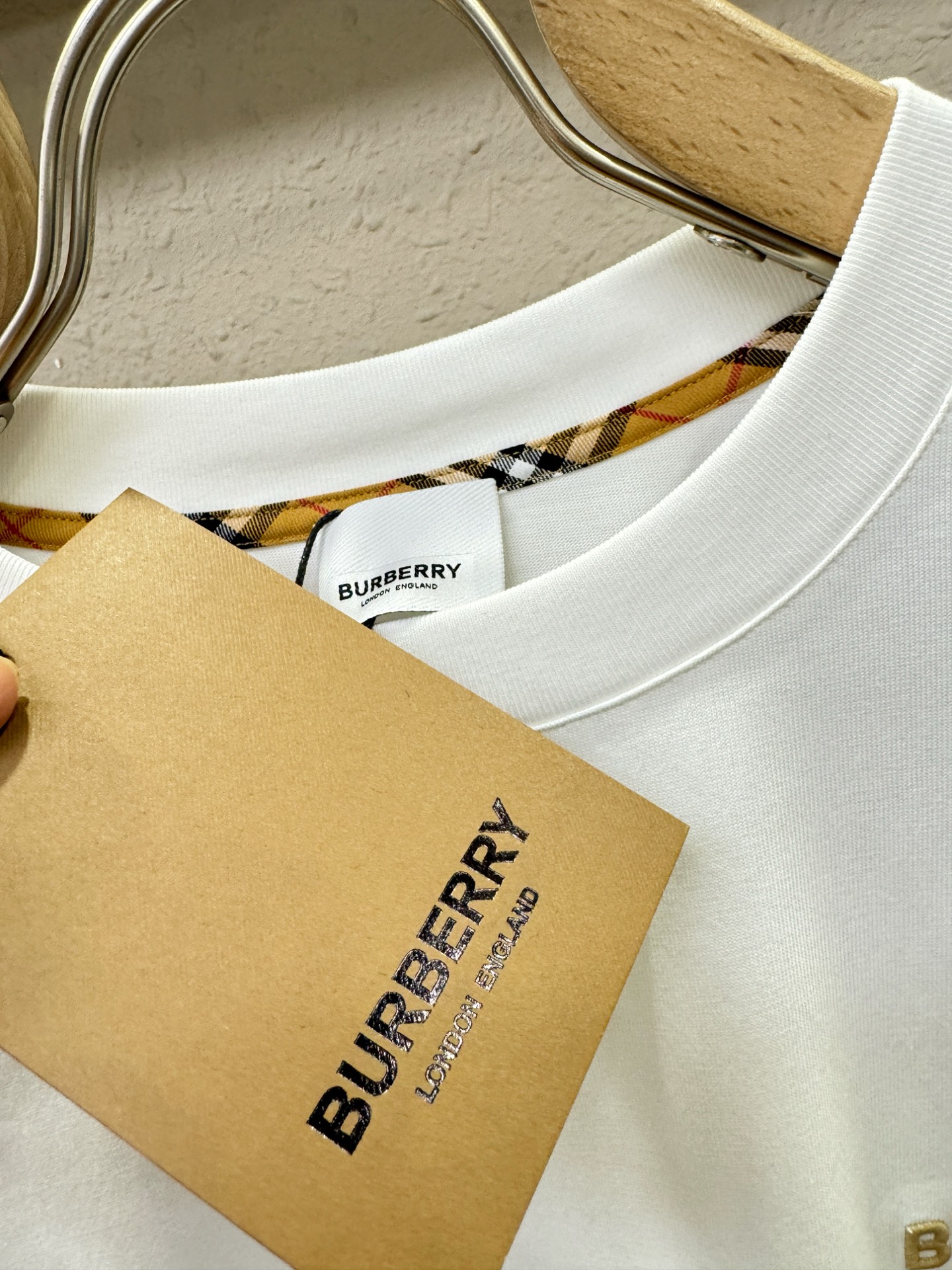 BURBERRY巴宝莉 顶级品质 2026新品短袖！原版定制面料，手感柔软。顶级进口私货，时尚设计潮流短