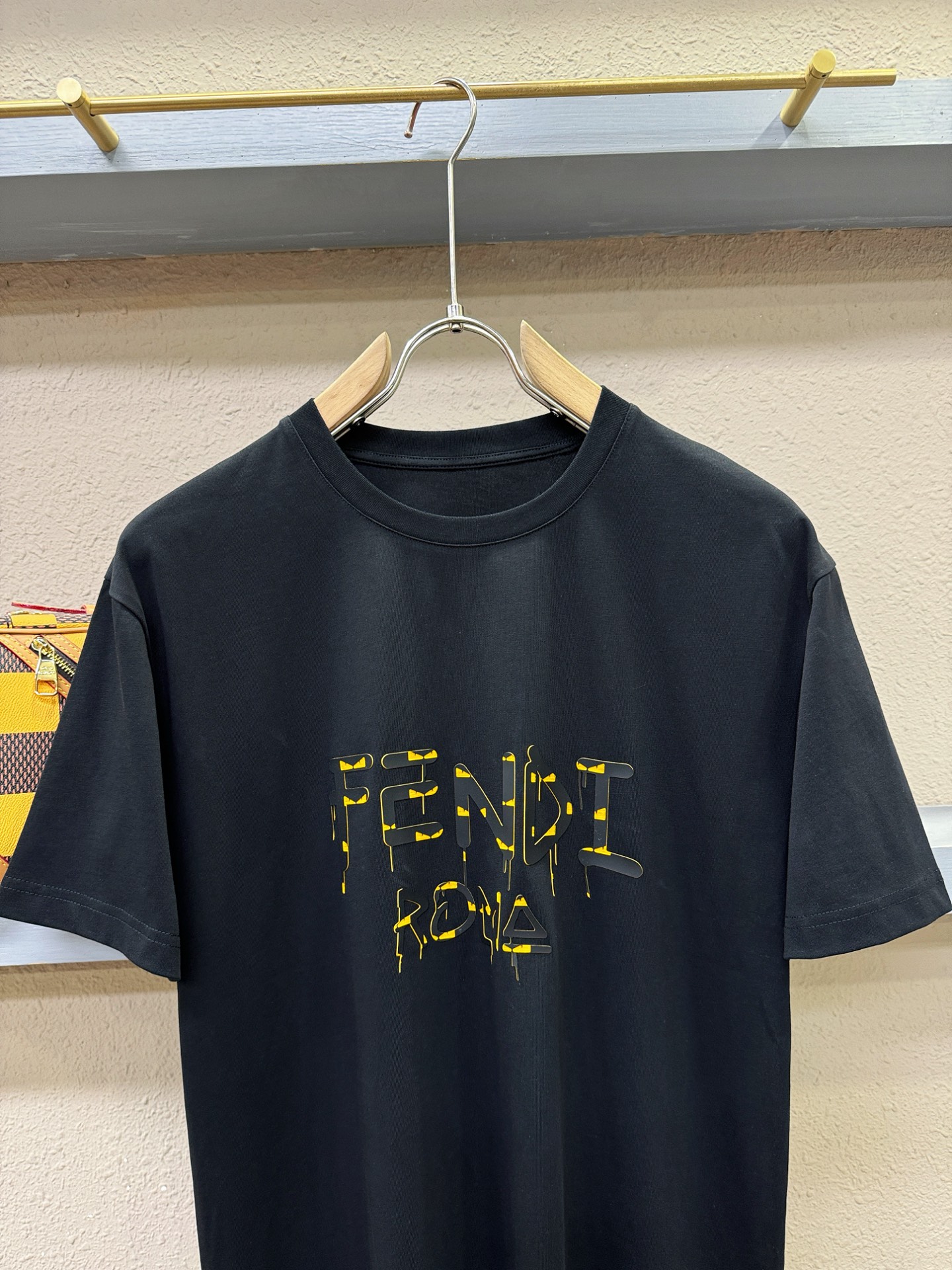 FENDI芬迪 2026新款短袖T恤！走秀图案时尚休闲短袖T恤衫！设计logo设计！极具设计精选客供面料