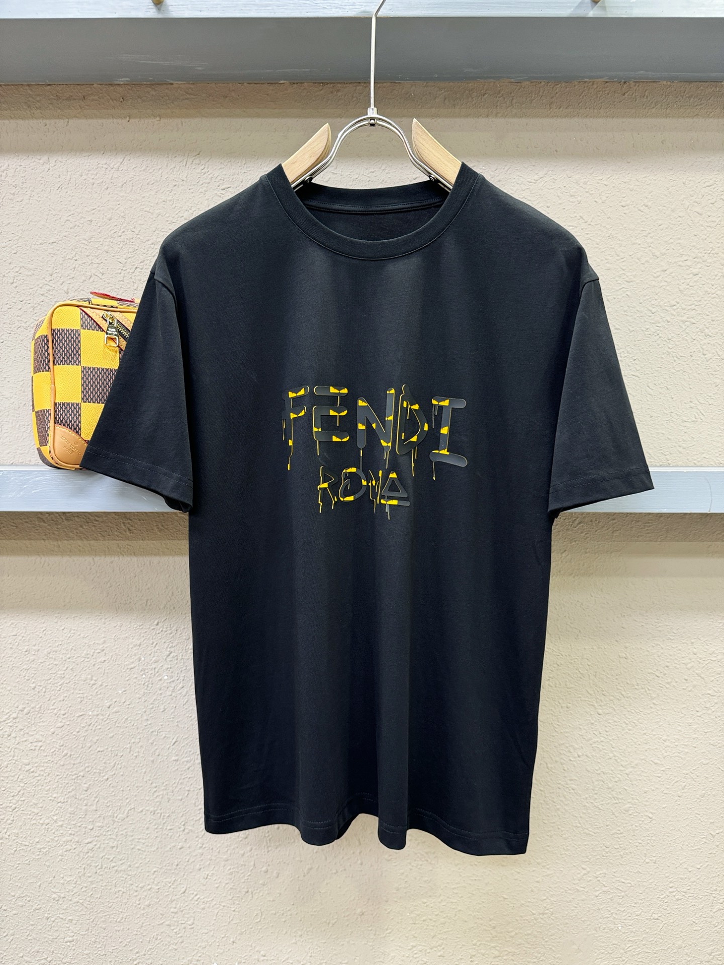 FENDI芬迪 2026新款短袖T恤！走秀图案时尚休闲短袖T恤衫！设计logo设计！极具设计精选客供面料