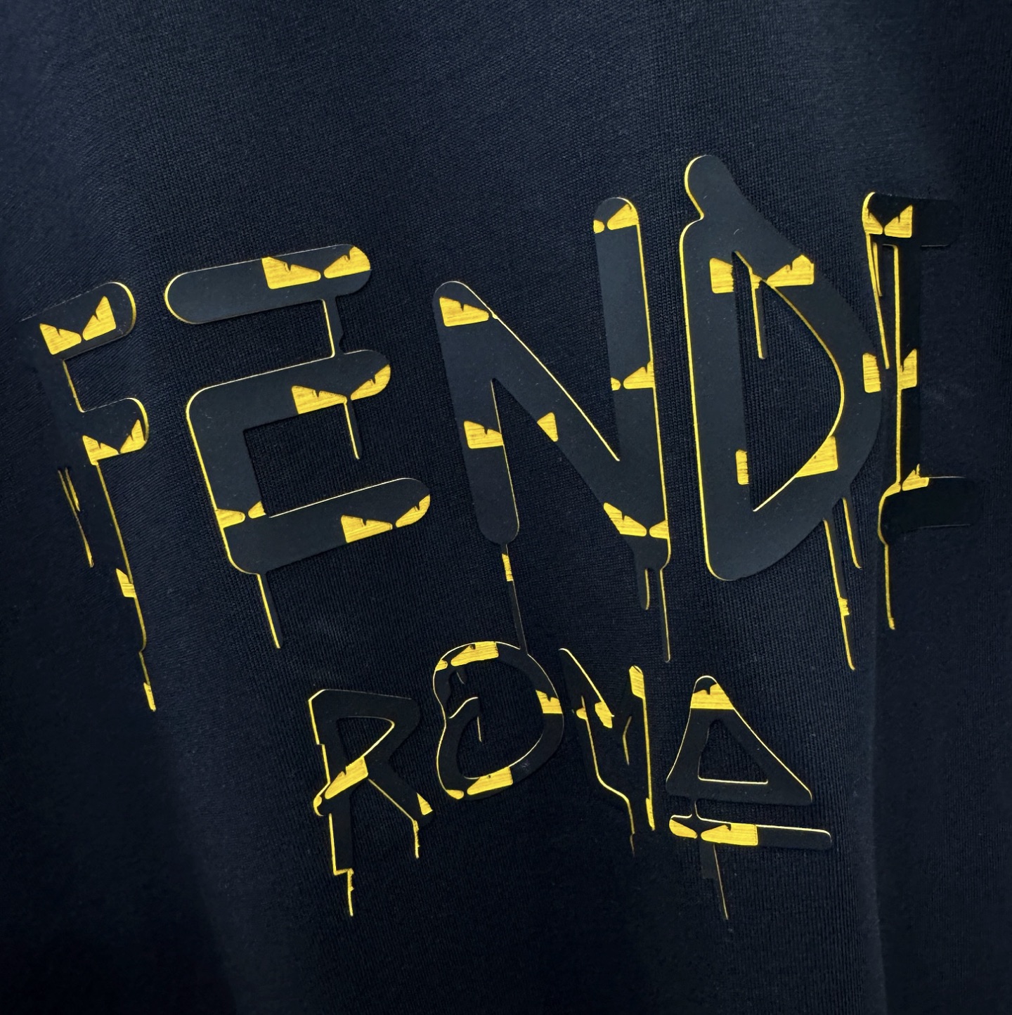 FENDI芬迪 2026新款短袖T恤！走秀图案时尚休闲短袖T恤衫！设计logo设计！极具设计精选客供面料