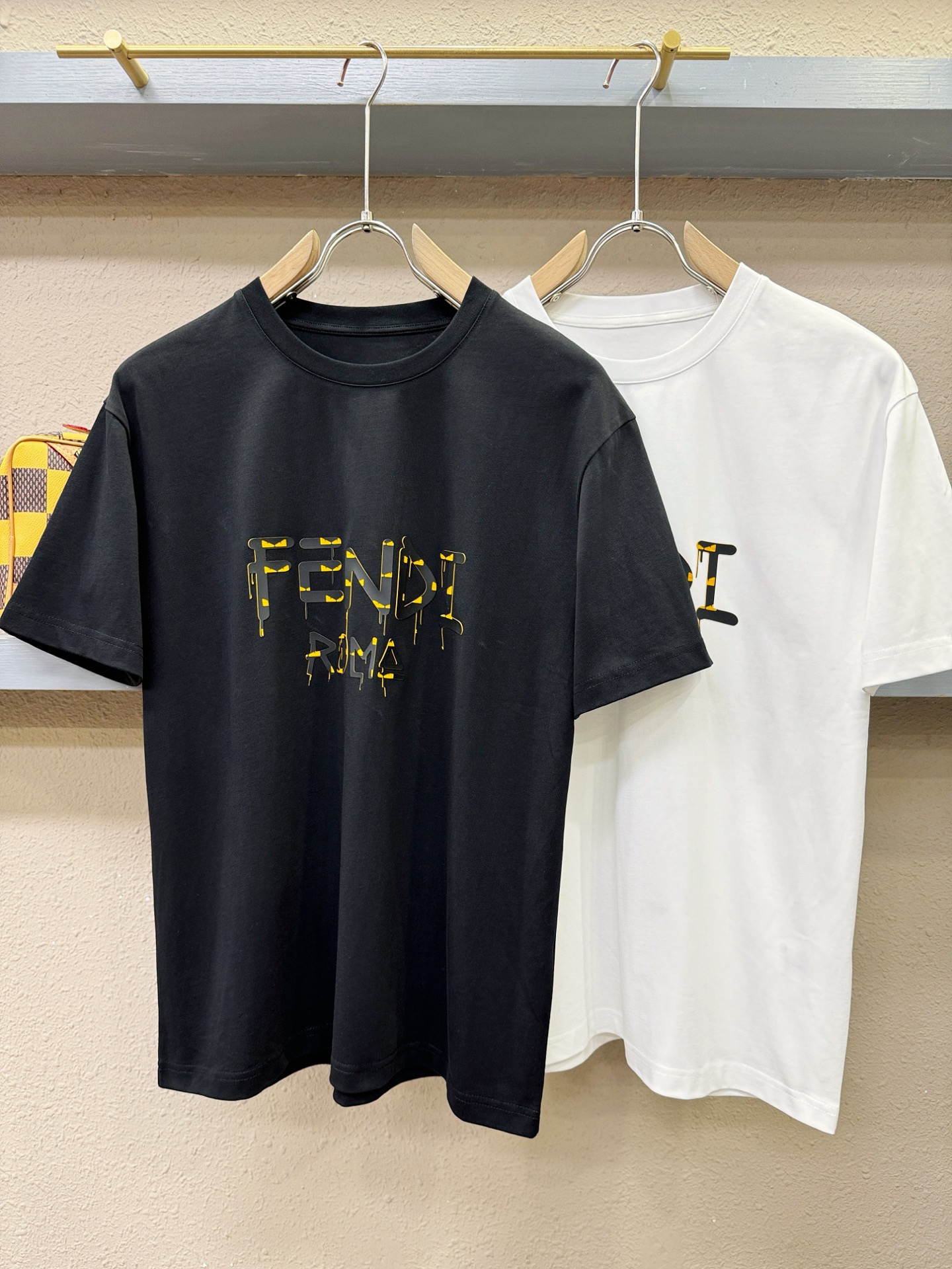 FENDI芬迪 2026新款短袖T恤！走秀图案时尚休闲短袖T恤衫！设计logo设计！极具设计精选客供面料