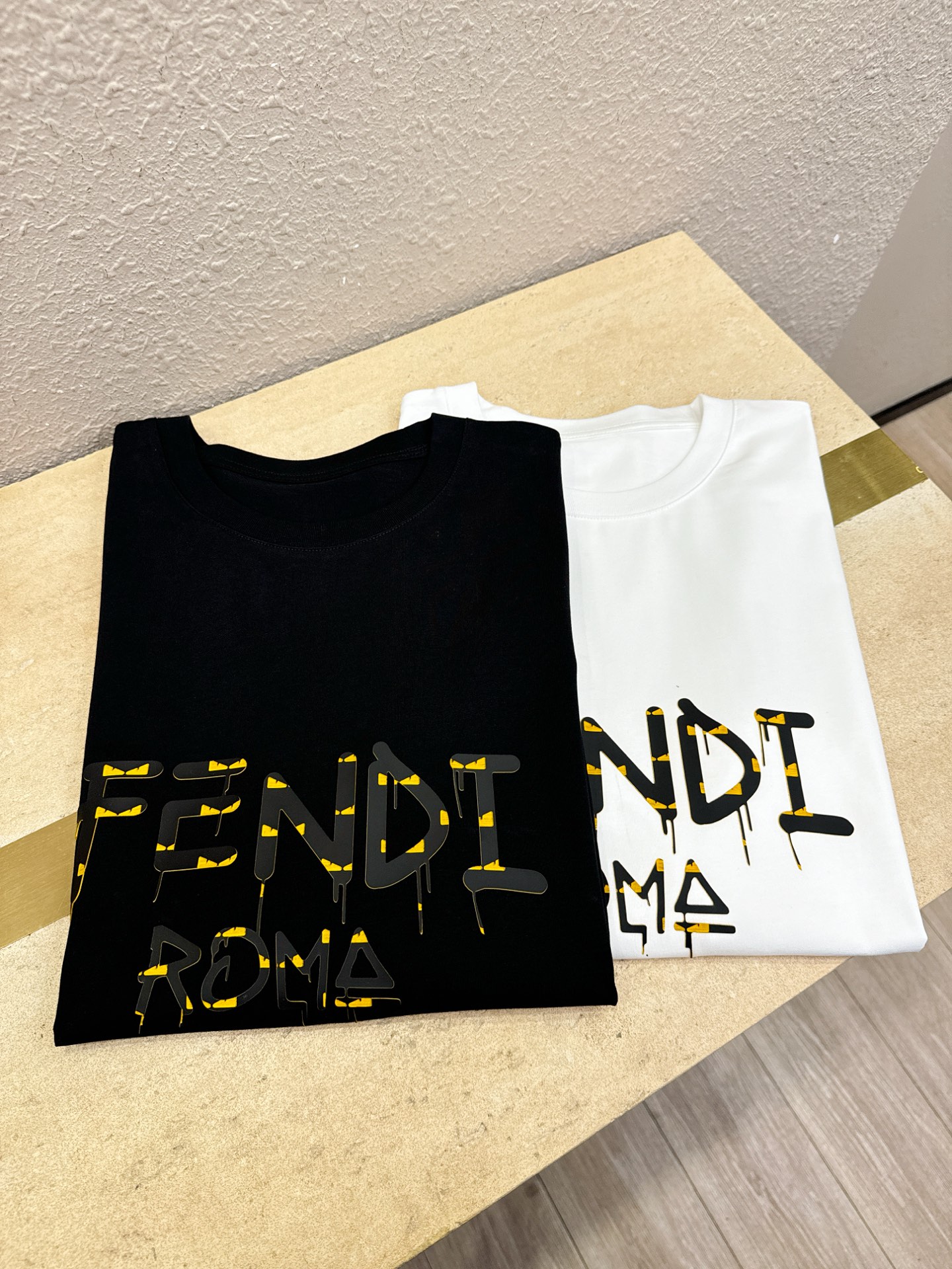 FENDI芬迪 2026新款短袖T恤！走秀图案时尚休闲短袖T恤衫！设计logo设计！极具设计精选客供面料