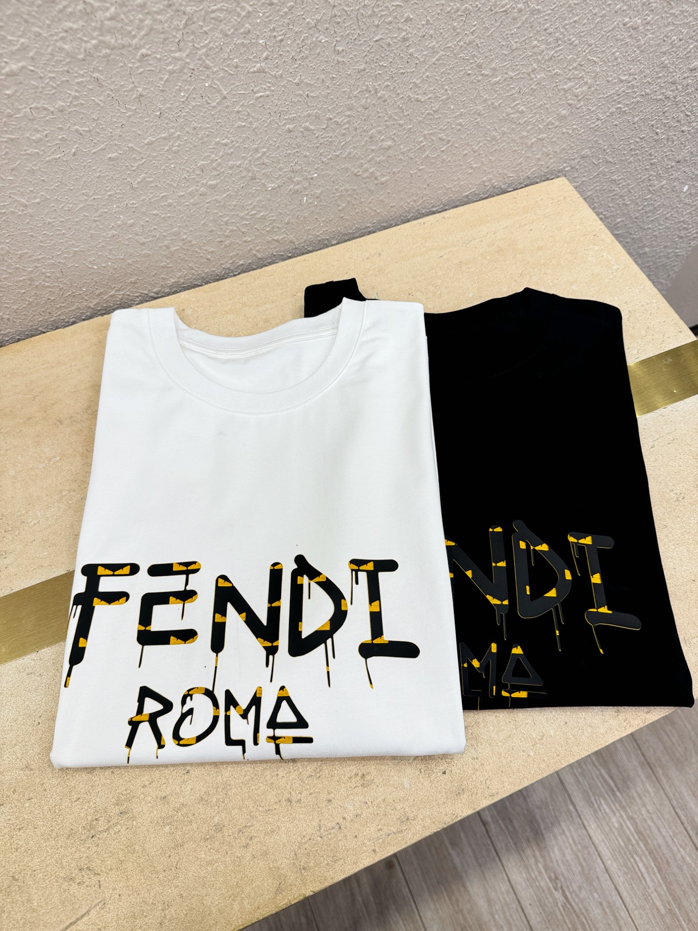 FENDI芬迪 2026新款短袖T恤！走秀图案时尚休闲短袖T恤衫！设计logo设计！极具设计精选客供面料
