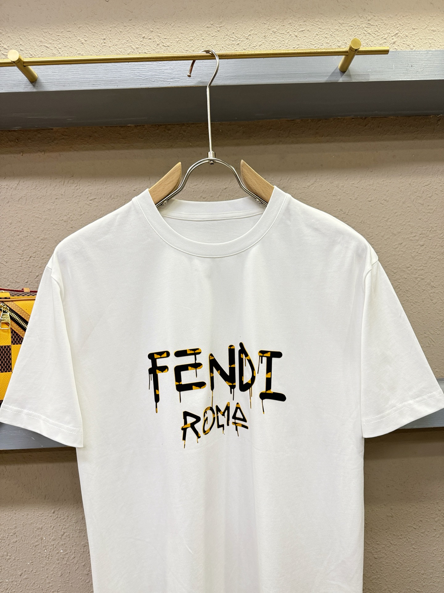 FENDI芬迪 2026新款短袖T恤！走秀图案时尚休闲短袖T恤衫！设计logo设计！极具设计精选客供面料