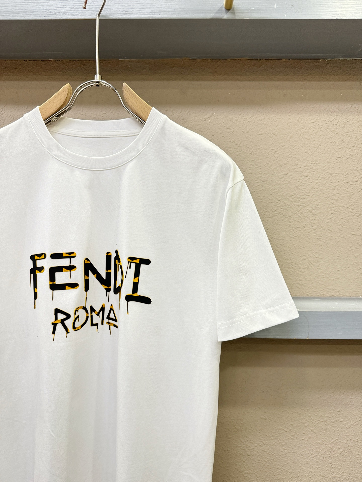 FENDI芬迪 2026新款短袖T恤！走秀图案时尚休闲短袖T恤衫！设计logo设计！极具设计精选客供面料