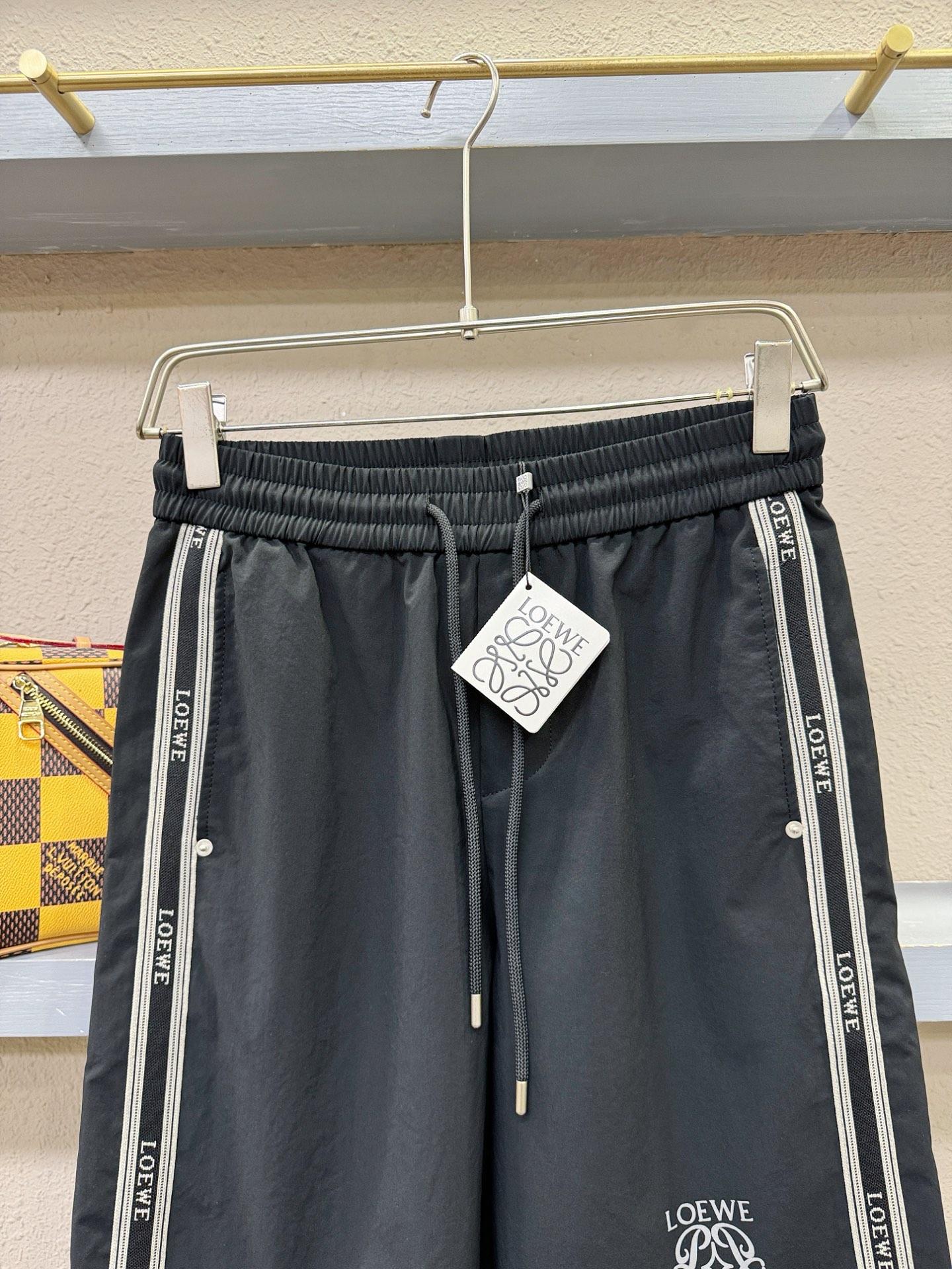LOEWE罗意威，爆款短裤2026ss新款男士休闲短裤，高端版本！专柜定制面料 透气舒适度高，细节无可挑