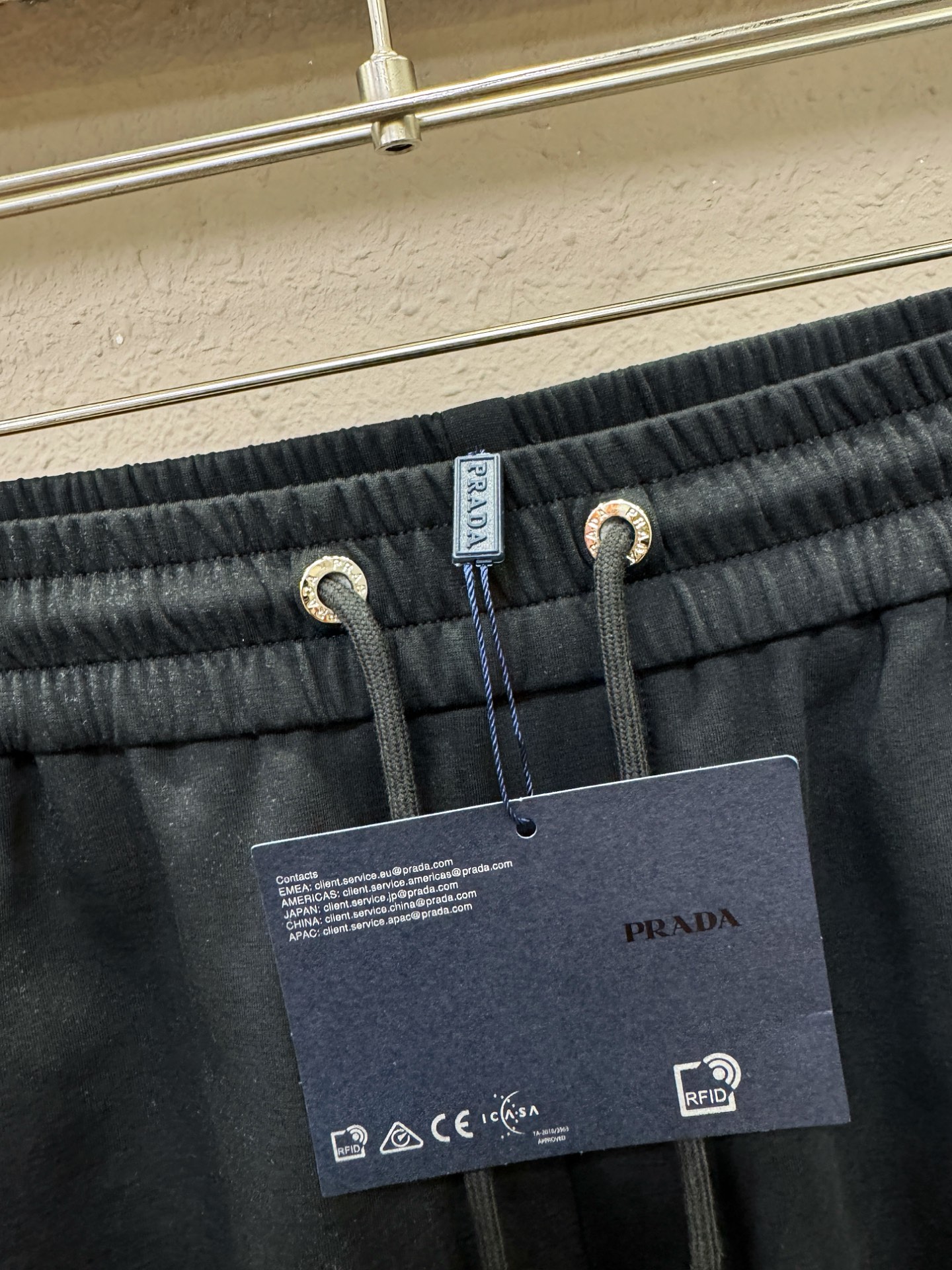 PRADA 普拉达，爆款短裤2026ss新款男士休闲短裤，高端版本！专柜定制面料 透气舒适度高，细节无可