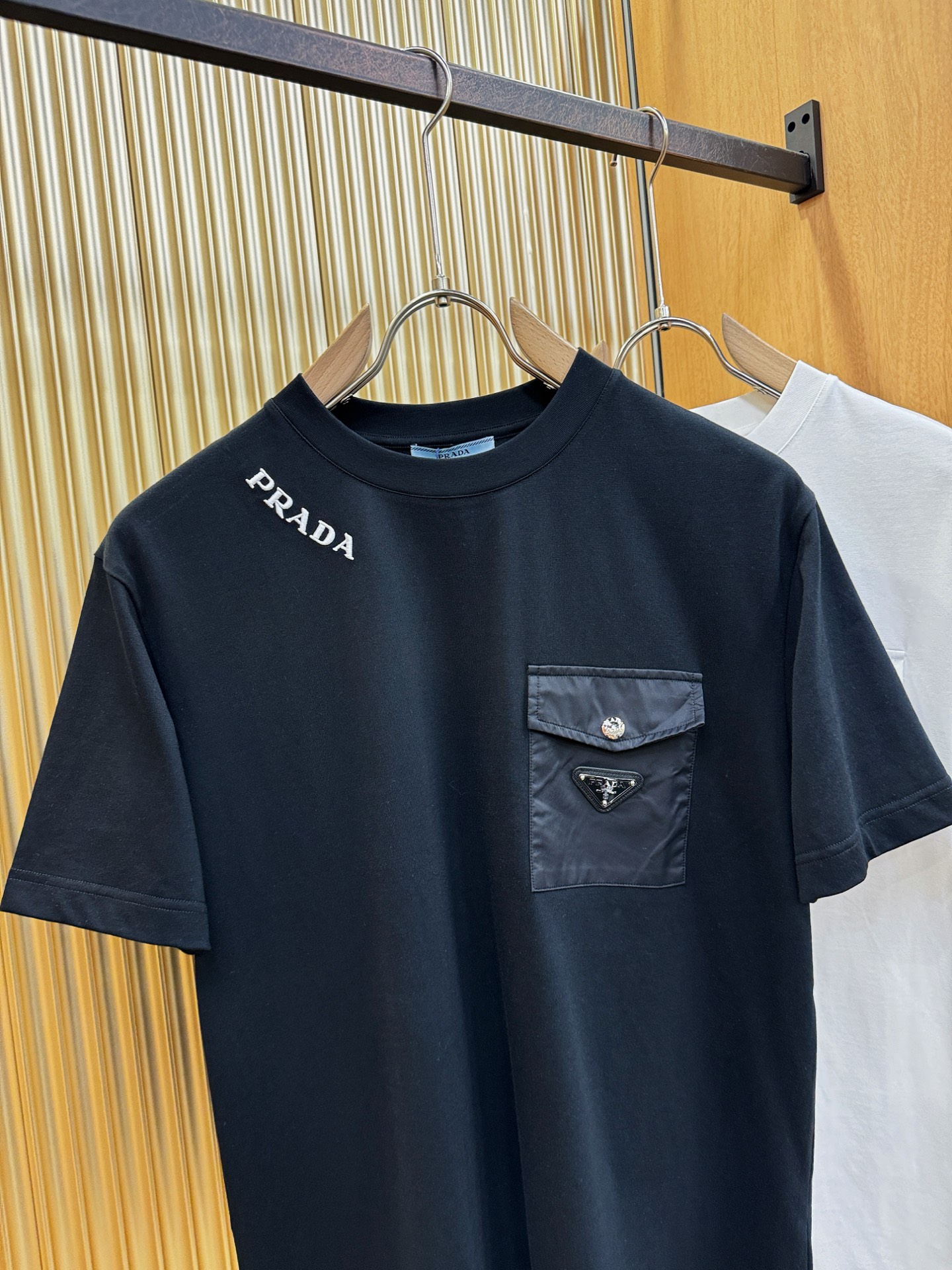 PRADA 普拉达 顶级品质 2026新品短袖！原版定制面料，手感柔软。顶级进口私货，时尚设计潮流短袖，
