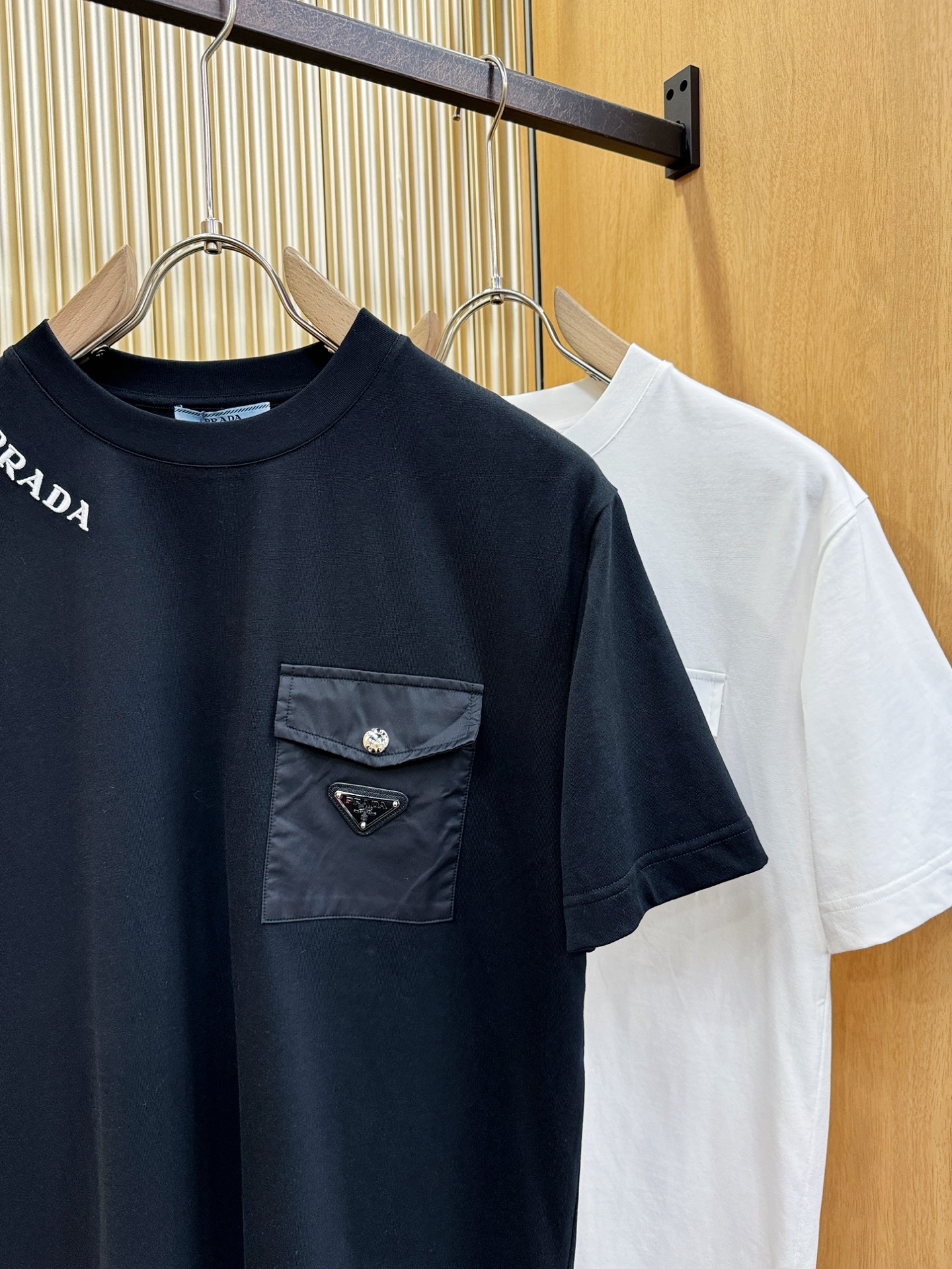 PRADA 普拉达 顶级品质 2026新品短袖！原版定制面料，手感柔软。顶级进口私货，时尚设计潮流短袖，