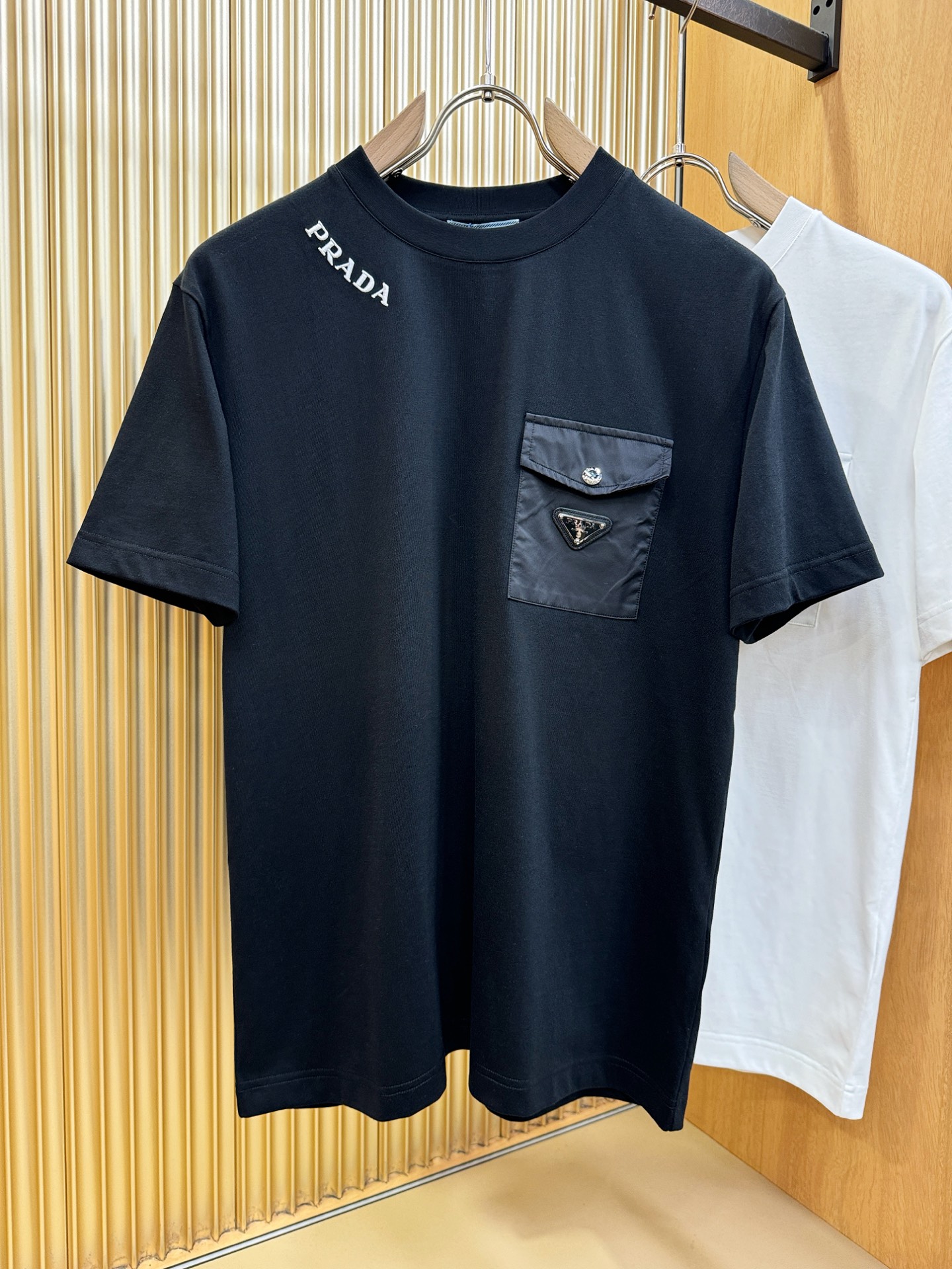 PRADA 普拉达 顶级品质 2026新品短袖！原版定制面料，手感柔软。顶级进口私货，时尚设计潮流短袖，