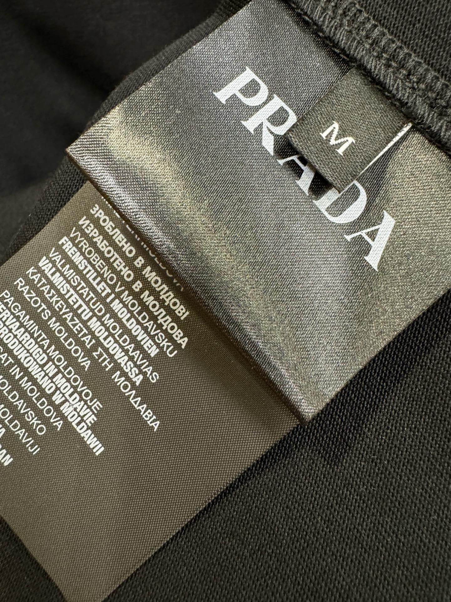 PRADA 普拉达 顶级品质 2026新品短袖！原版定制面料，手感柔软。顶级进口私货，时尚设计潮流短袖，