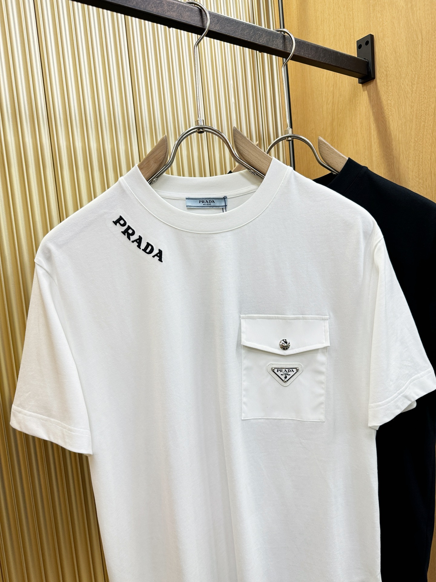 PRADA 普拉达 顶级品质 2026新品短袖！原版定制面料，手感柔软。顶级进口私货，时尚设计潮流短袖，