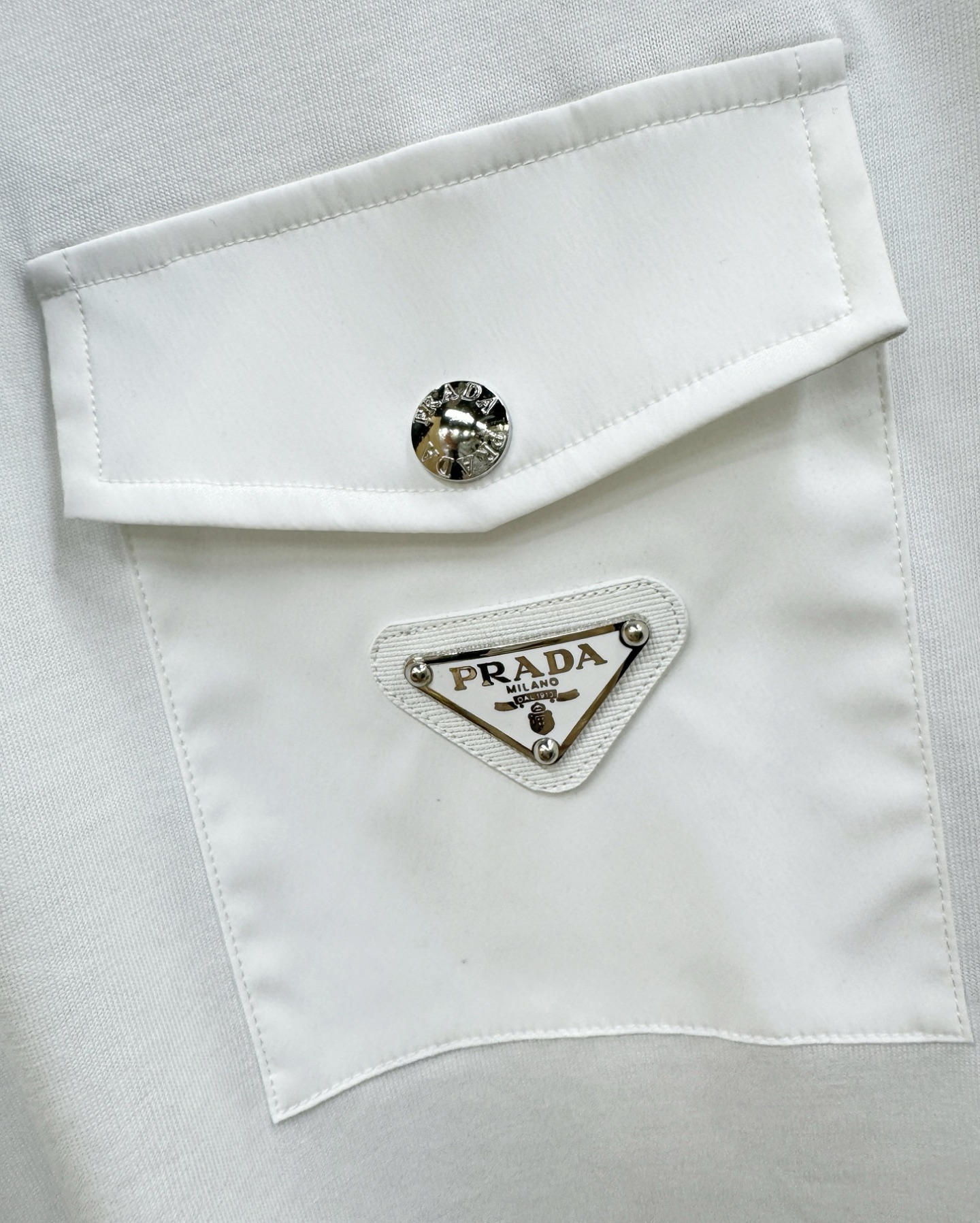PRADA 普拉达 顶级品质 2026新品短袖！原版定制面料，手感柔软。顶级进口私货，时尚设计潮流短袖，