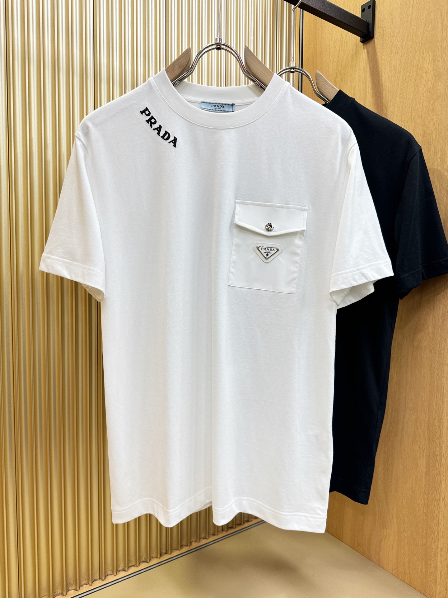 PRADA 普拉达 顶级品质 2026新品短袖！原版定制面料，手感柔软。顶级进口私货，时尚设计潮流短袖，