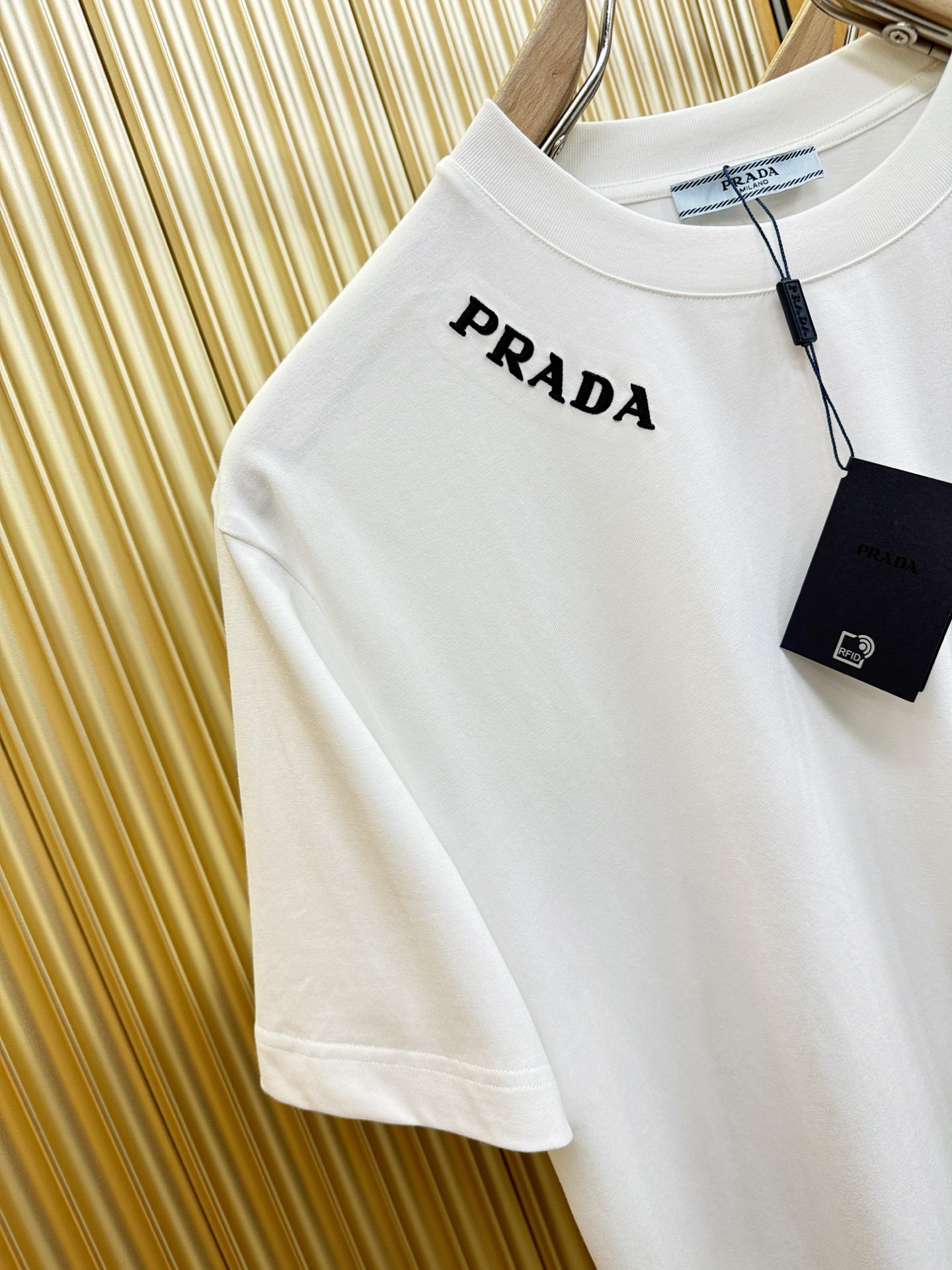 PRADA 普拉达 顶级品质 2026新品短袖！原版定制面料，手感柔软。顶级进口私货，时尚设计潮流短袖，