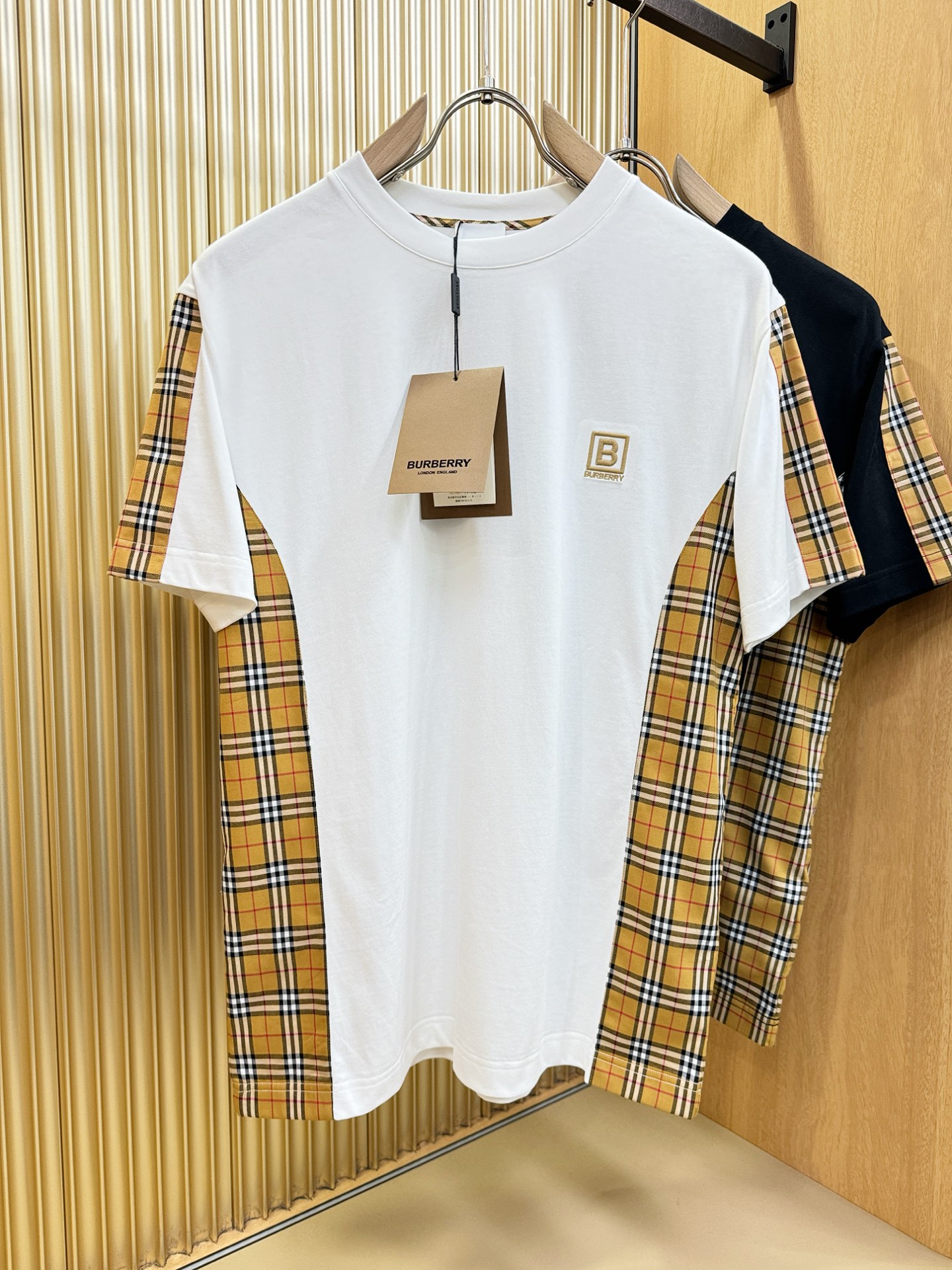 BURBERRY巴宝莉 顶级品质 2026新品短袖！原版定制面料，手感柔软。顶级进口私货，时尚设计潮流短