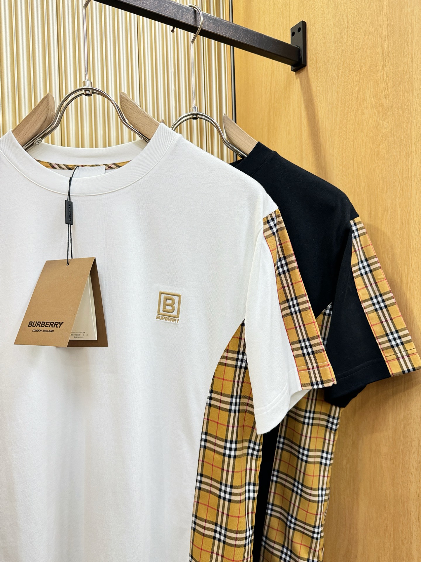 BURBERRY巴宝莉 顶级品质 2026新品短袖！原版定制面料，手感柔软。顶级进口私货，时尚设计潮流短