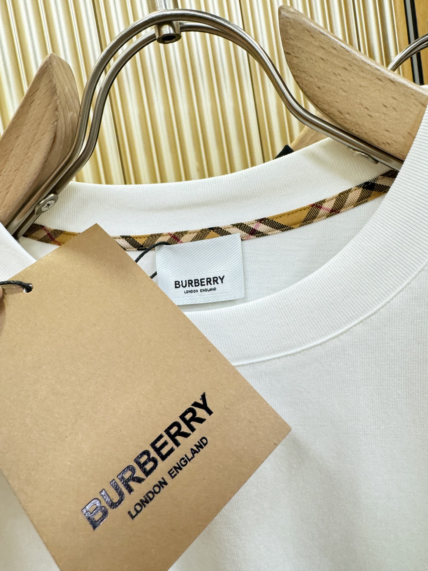 BURBERRY巴宝莉 顶级品质 2026新品短袖！原版定制面料，手感柔软。顶级进口私货，时尚设计潮流短