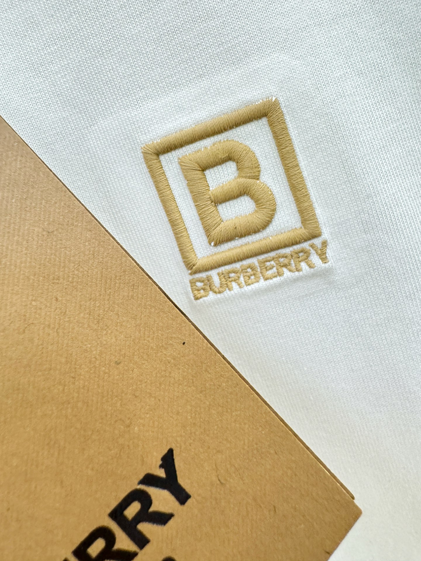 BURBERRY巴宝莉 顶级品质 2026新品短袖！原版定制面料，手感柔软。顶级进口私货，时尚设计潮流短