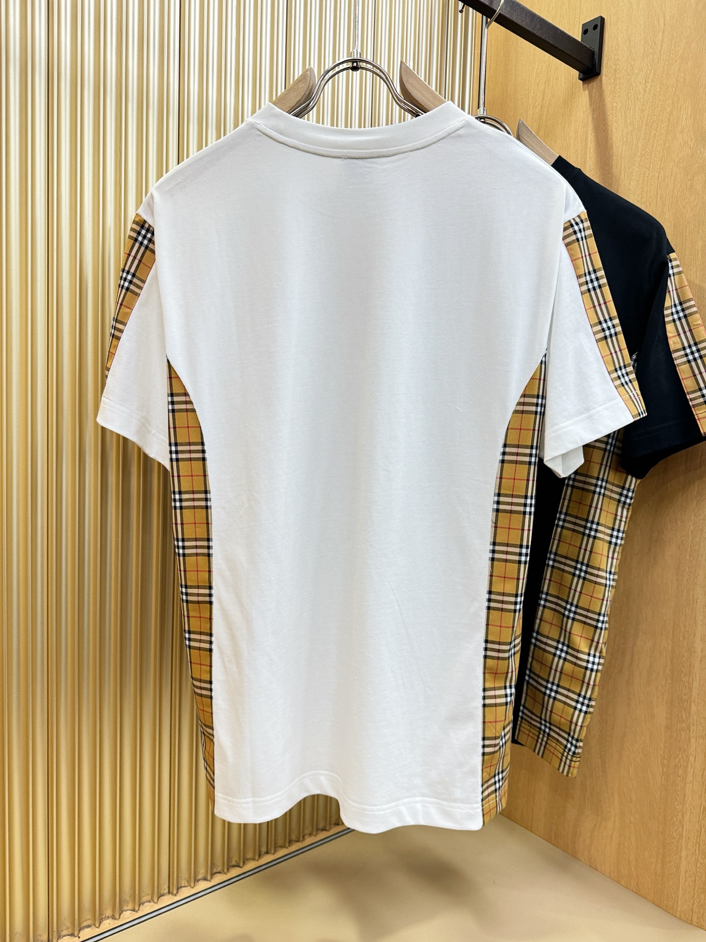 BURBERRY巴宝莉 顶级品质 2026新品短袖！原版定制面料，手感柔软。顶级进口私货，时尚设计潮流短