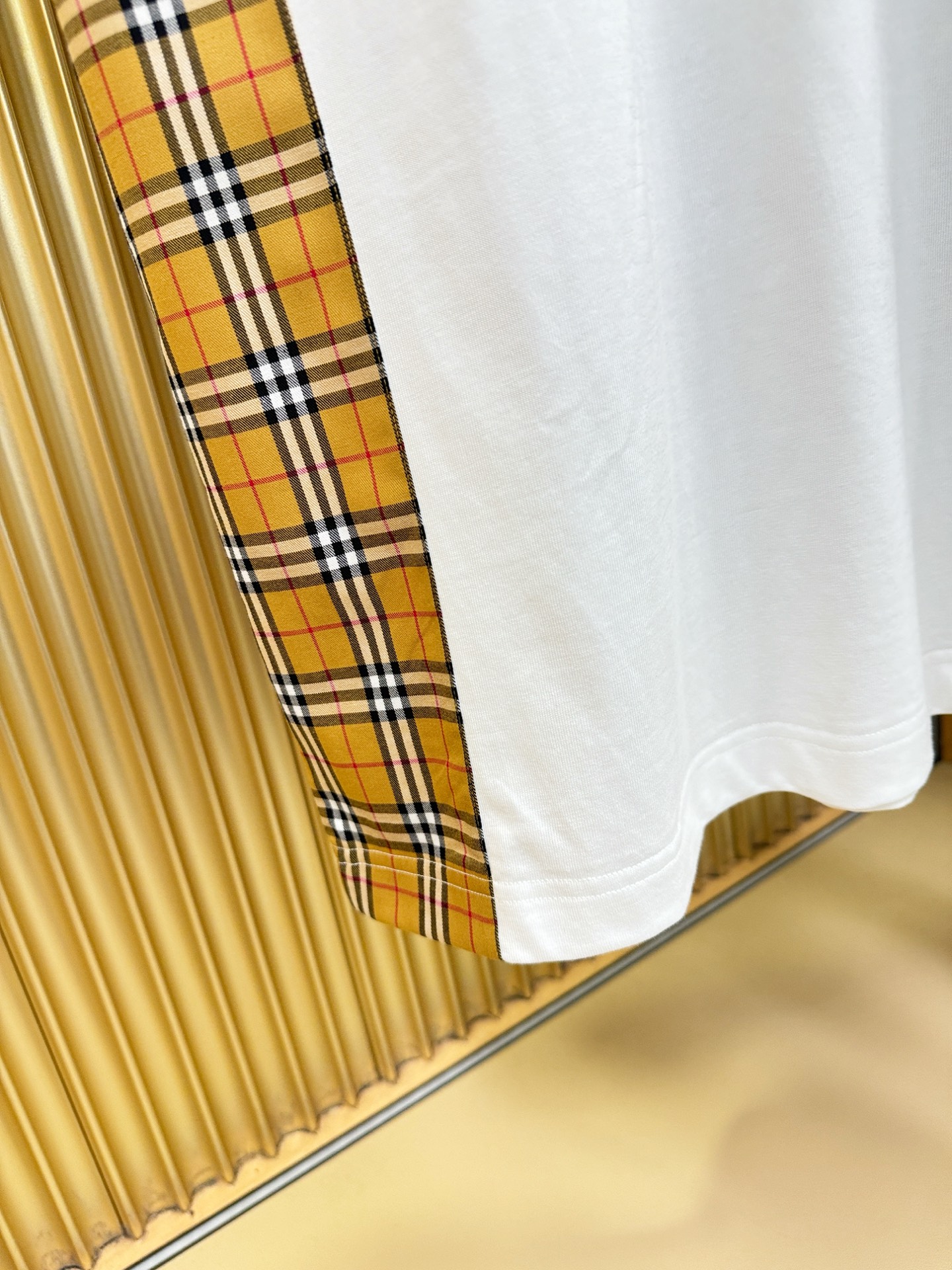BURBERRY巴宝莉 顶级品质 2026新品短袖！原版定制面料，手感柔软。顶级进口私货，时尚设计潮流短