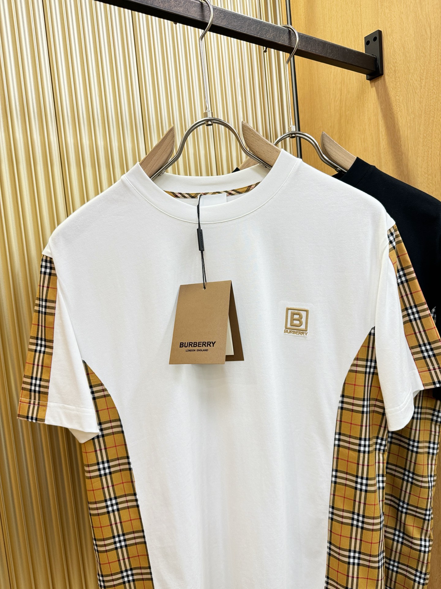 BURBERRY巴宝莉 顶级品质 2026新品短袖！原版定制面料，手感柔软。顶级进口私货，时尚设计潮流短