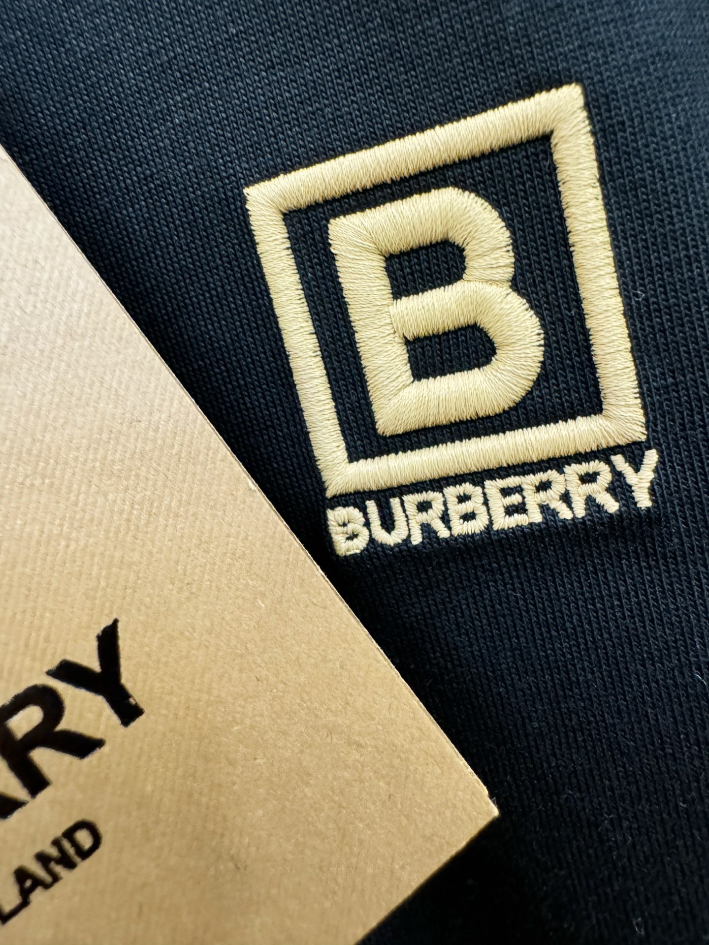BURBERRY巴宝莉 顶级品质 2026新品短袖！原版定制面料，手感柔软。顶级进口私货，时尚设计潮流短