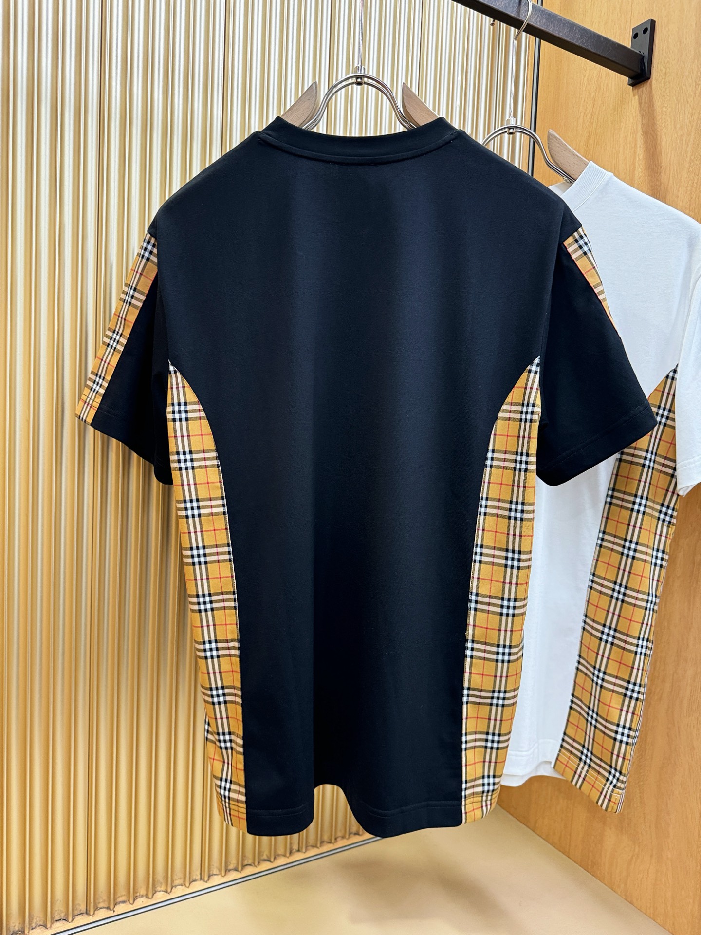 BURBERRY巴宝莉 顶级品质 2026新品短袖！原版定制面料，手感柔软。顶级进口私货，时尚设计潮流短