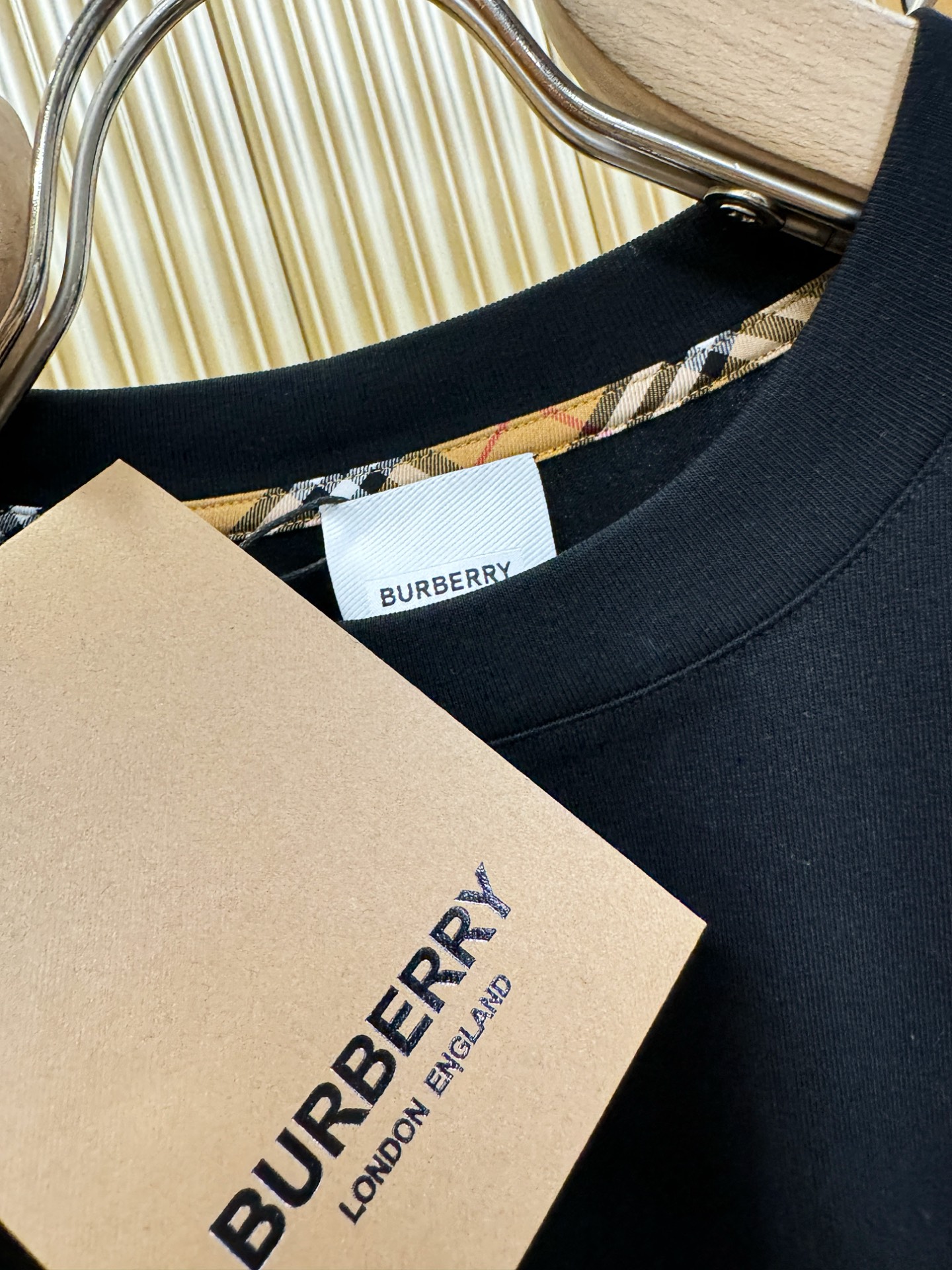 BURBERRY巴宝莉 顶级品质 2026新品短袖！原版定制面料，手感柔软。顶级进口私货，时尚设计潮流短