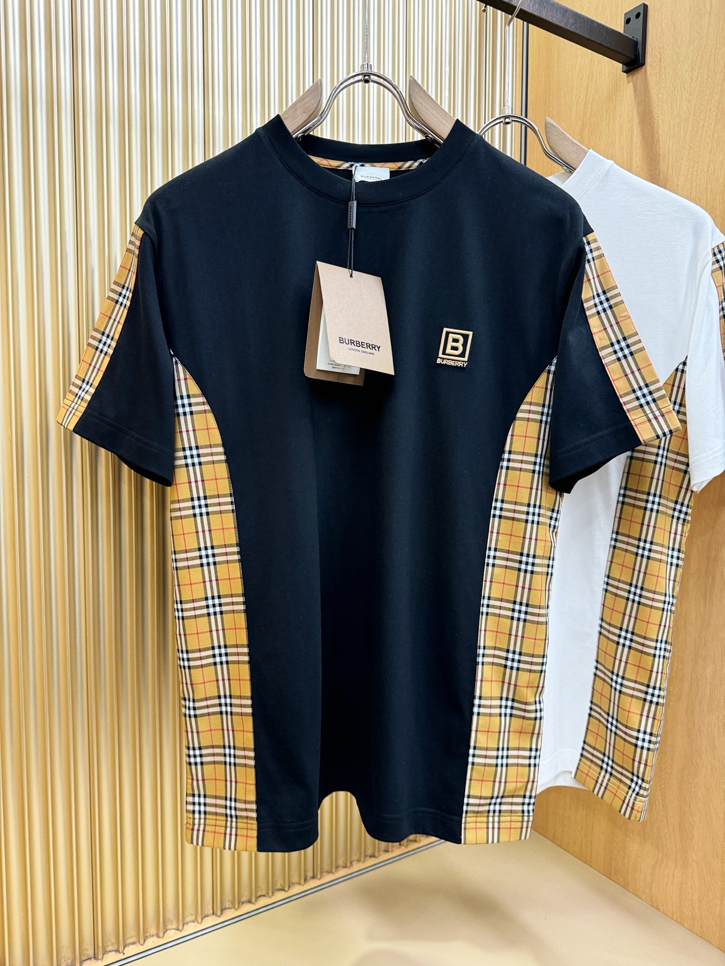 BURBERRY巴宝莉 顶级品质 2026新品短袖！原版定制面料，手感柔软。顶级进口私货，时尚设计潮流短