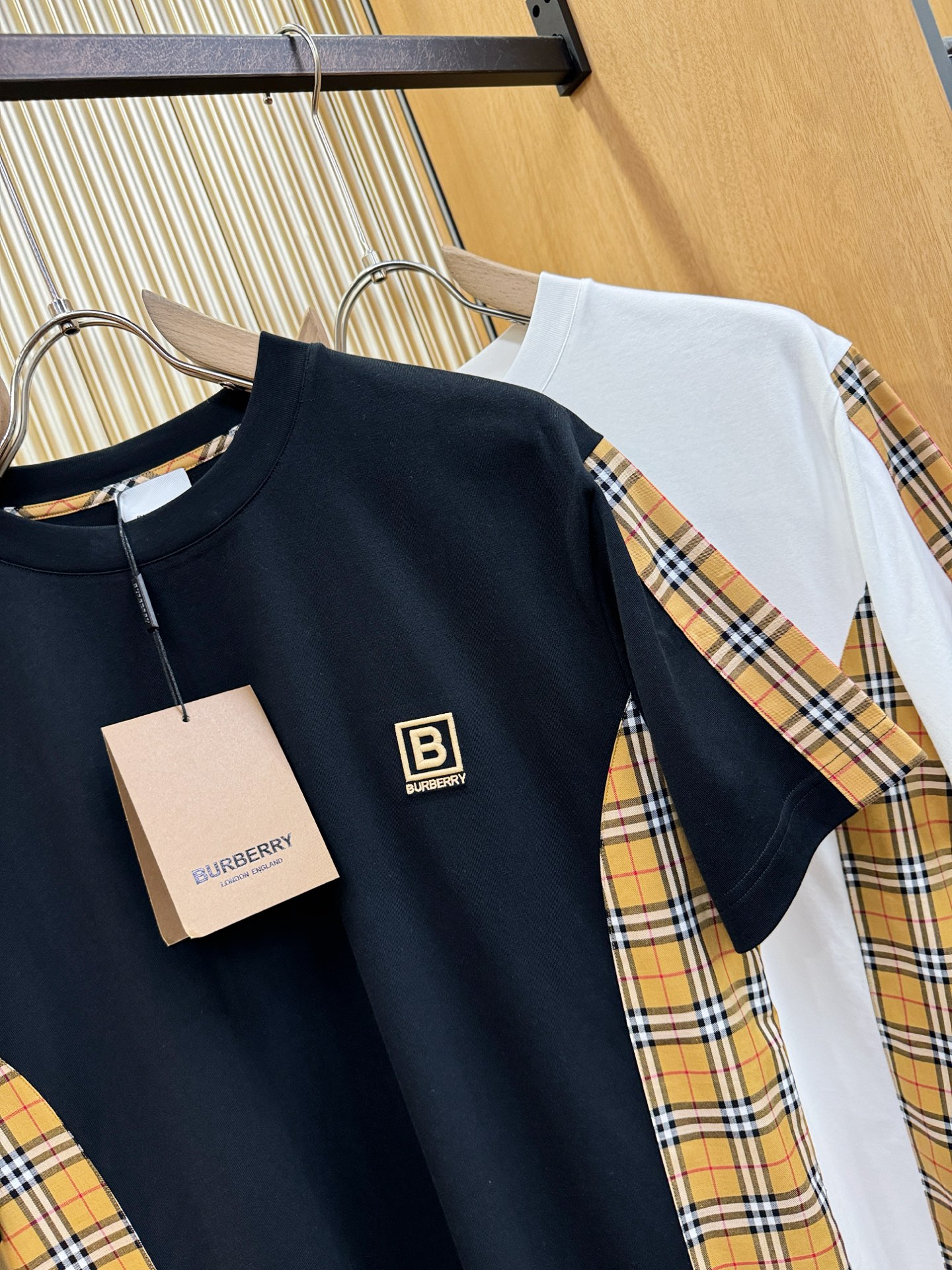 BURBERRY巴宝莉 顶级品质 2026新品短袖！原版定制面料，手感柔软。顶级进口私货，时尚设计潮流短