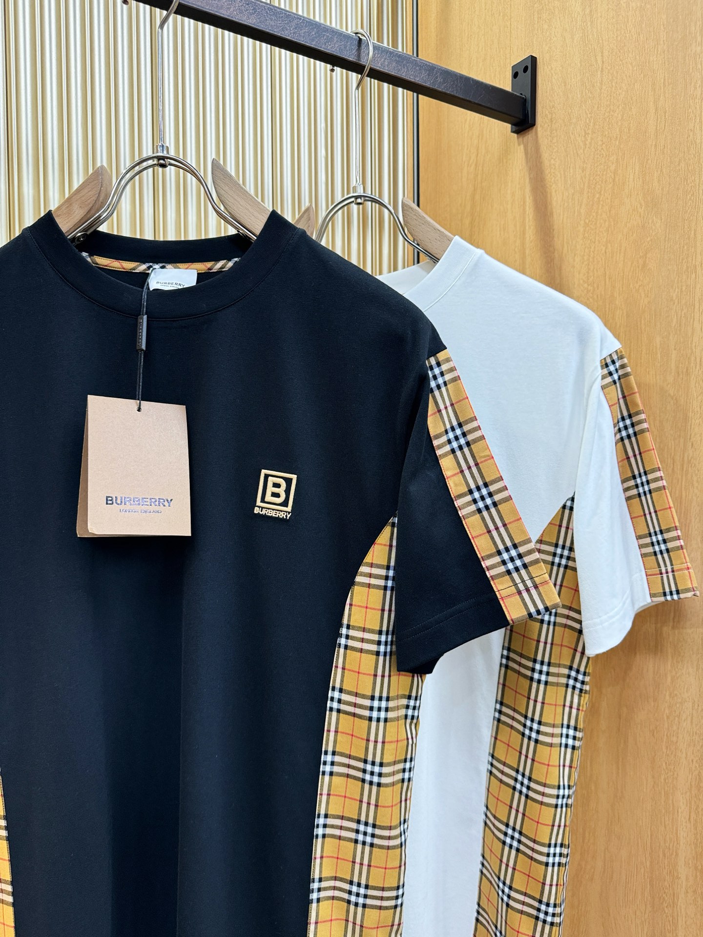BURBERRY巴宝莉 顶级品质 2026新品短袖！原版定制面料，手感柔软。顶级进口私货，时尚设计潮流短