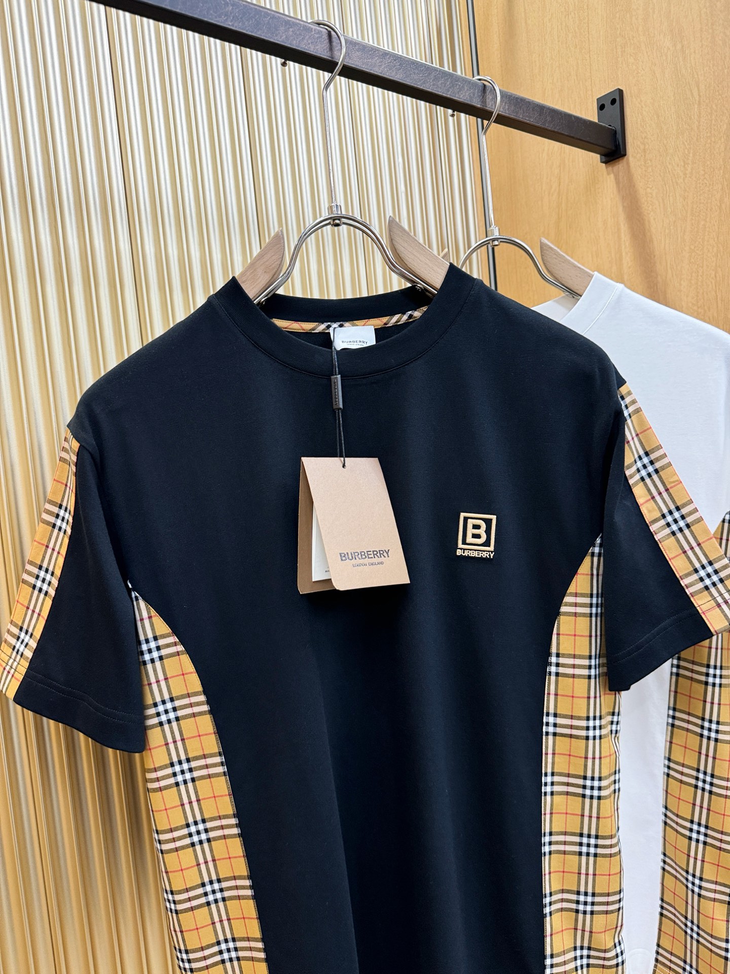 BURBERRY巴宝莉 顶级品质 2026新品短袖！原版定制面料，手感柔软。顶级进口私货，时尚设计潮流短