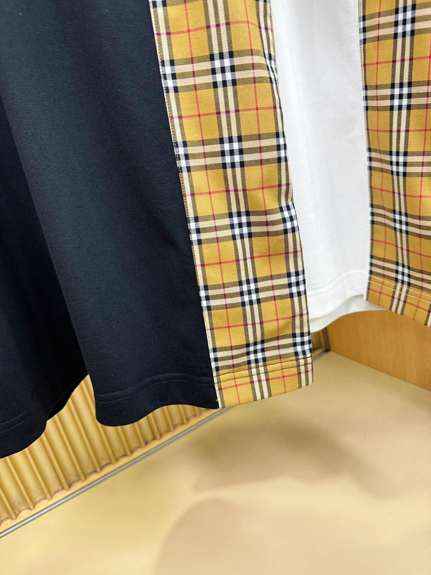 BURBERRY巴宝莉 顶级品质 2026新品短袖！原版定制面料，手感柔软。顶级进口私货，时尚设计潮流短