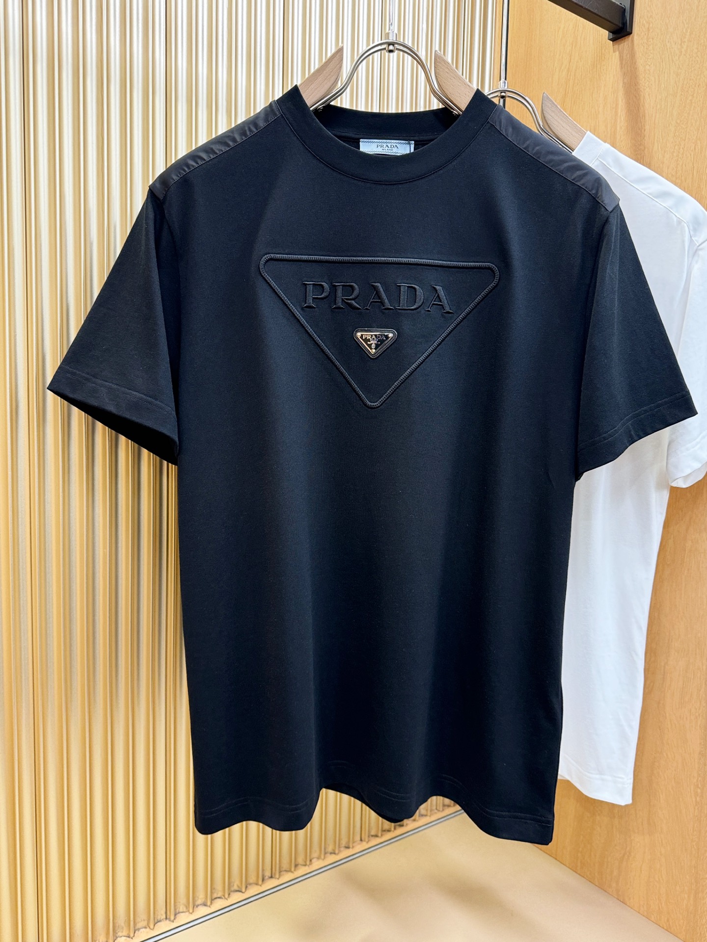 PRADA 普拉达 顶级品质 2026新品短袖！原版定制面料，手感柔软。顶级进口私货，时尚设计潮流短袖，