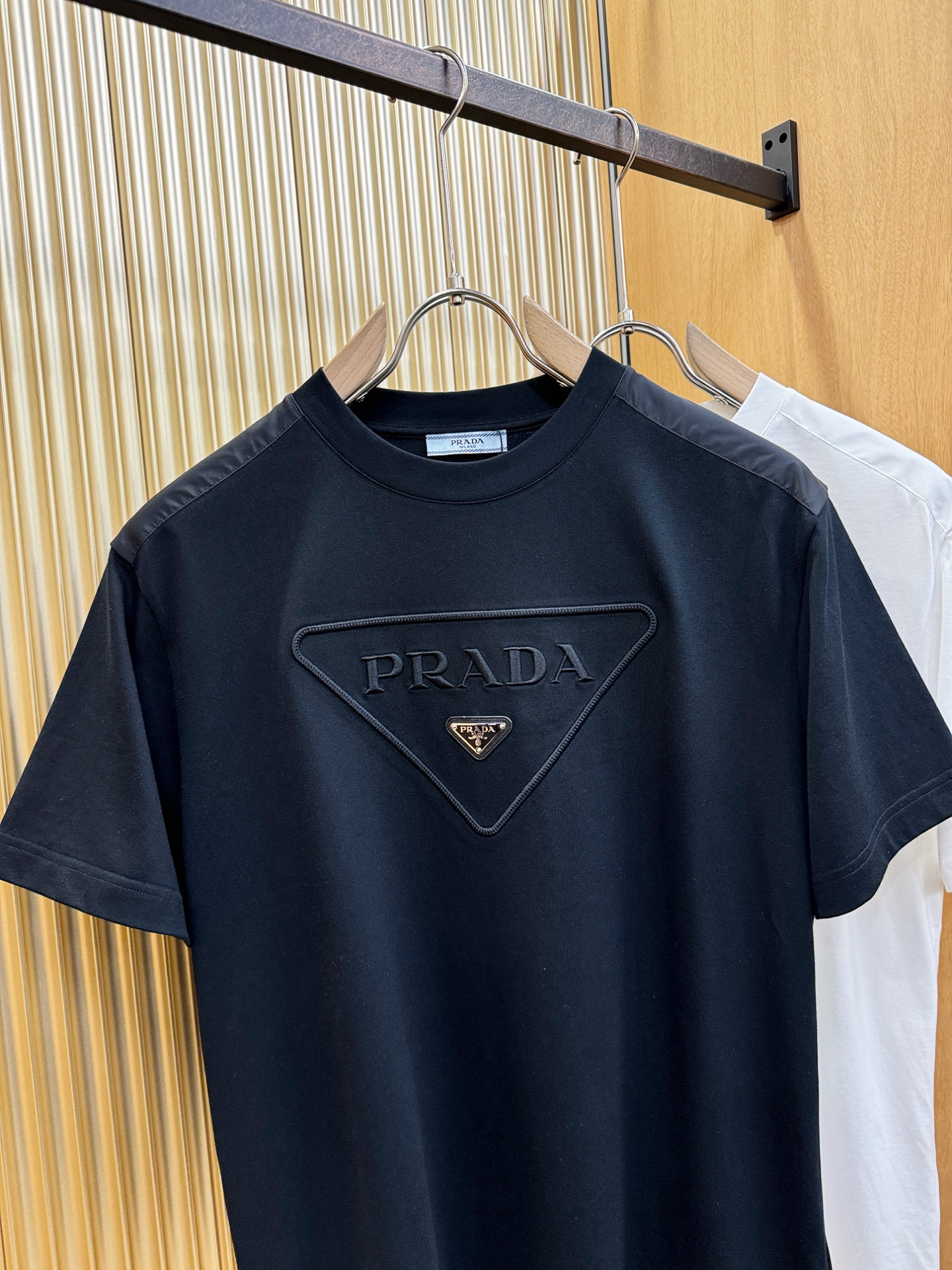 PRADA 普拉达 顶级品质 2026新品短袖！原版定制面料，手感柔软。顶级进口私货，时尚设计潮流短袖，