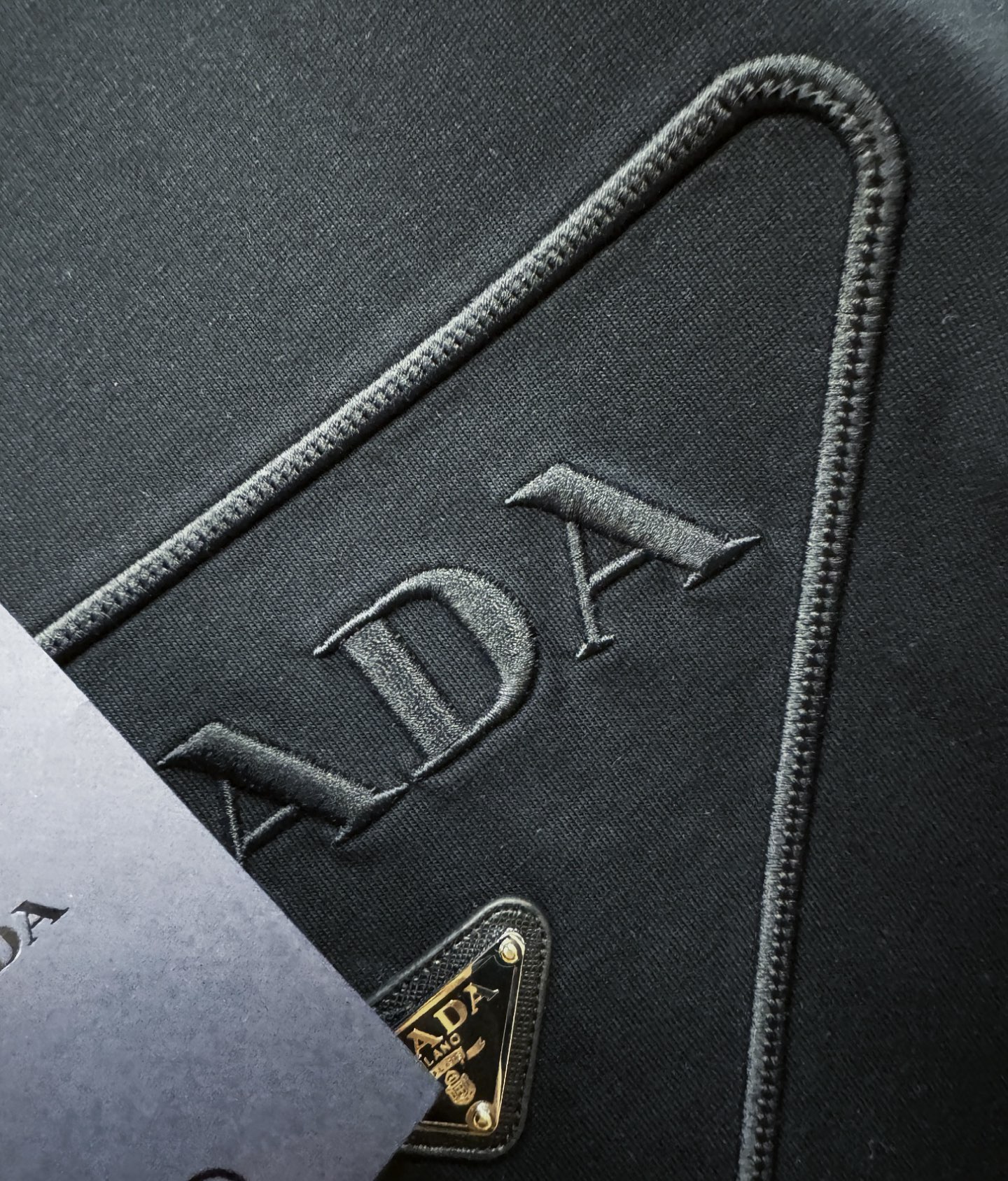 PRADA 普拉达 顶级品质 2026新品短袖！原版定制面料，手感柔软。顶级进口私货，时尚设计潮流短袖，