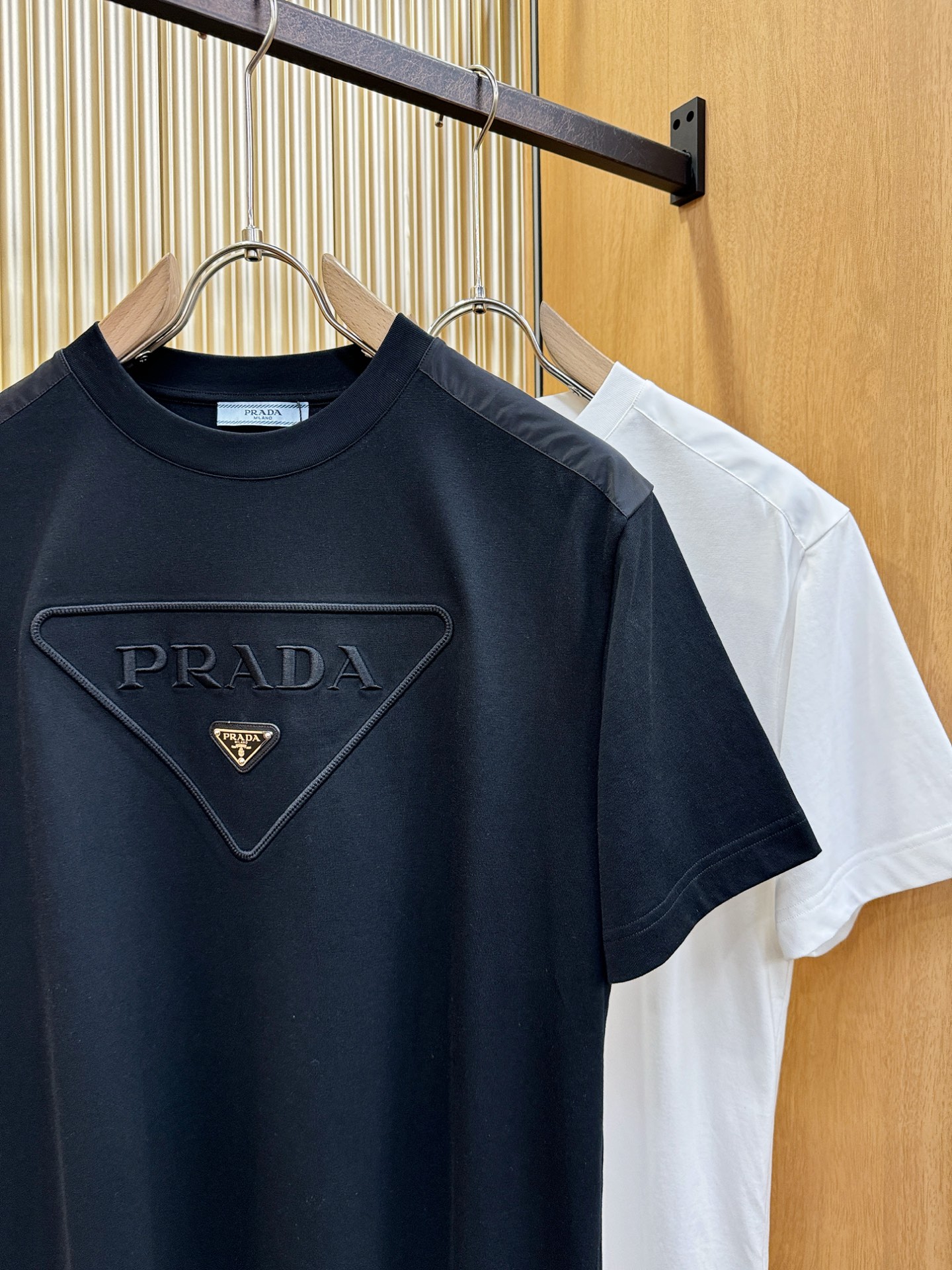 PRADA 普拉达 顶级品质 2026新品短袖！原版定制面料，手感柔软。顶级进口私货，时尚设计潮流短袖，
