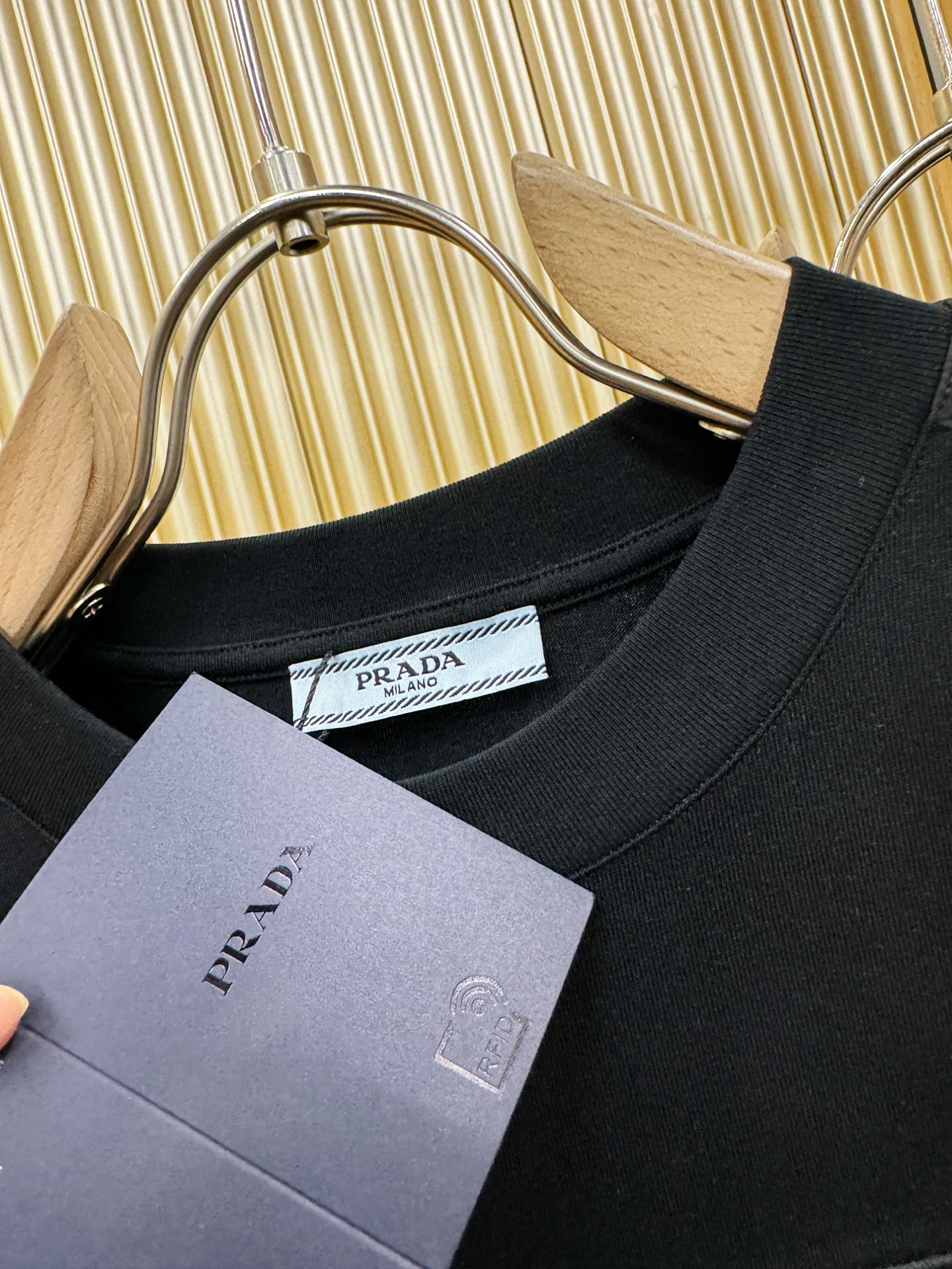 PRADA 普拉达 顶级品质 2026新品短袖！原版定制面料，手感柔软。顶级进口私货，时尚设计潮流短袖，