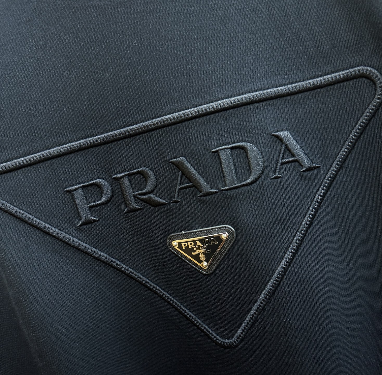 PRADA 普拉达 顶级品质 2026新品短袖！原版定制面料，手感柔软。顶级进口私货，时尚设计潮流短袖，
