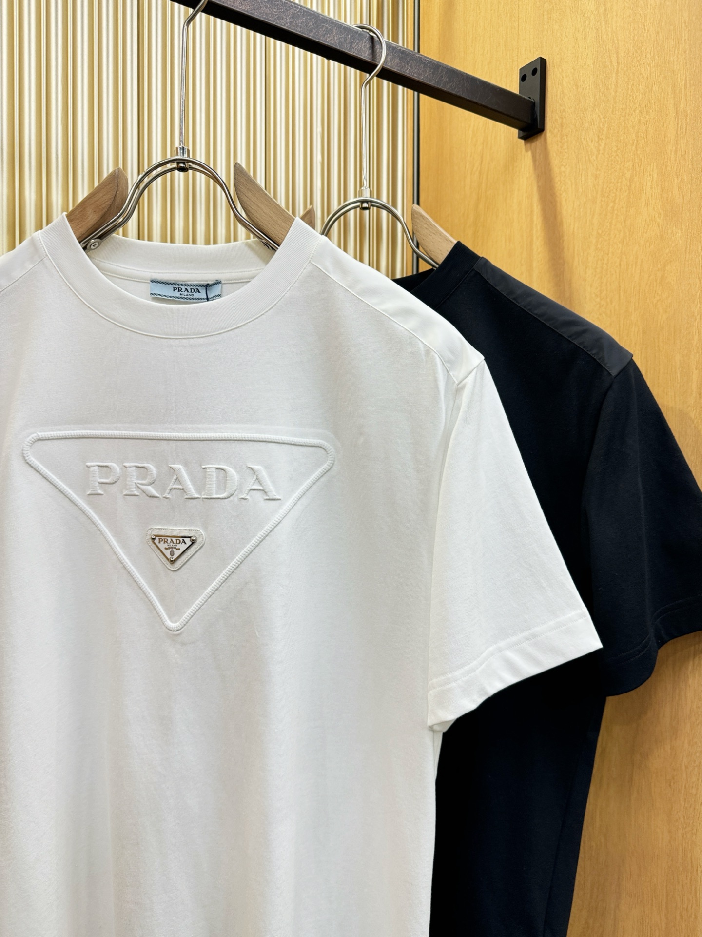 PRADA 普拉达 顶级品质 2026新品短袖！原版定制面料，手感柔软。顶级进口私货，时尚设计潮流短袖，